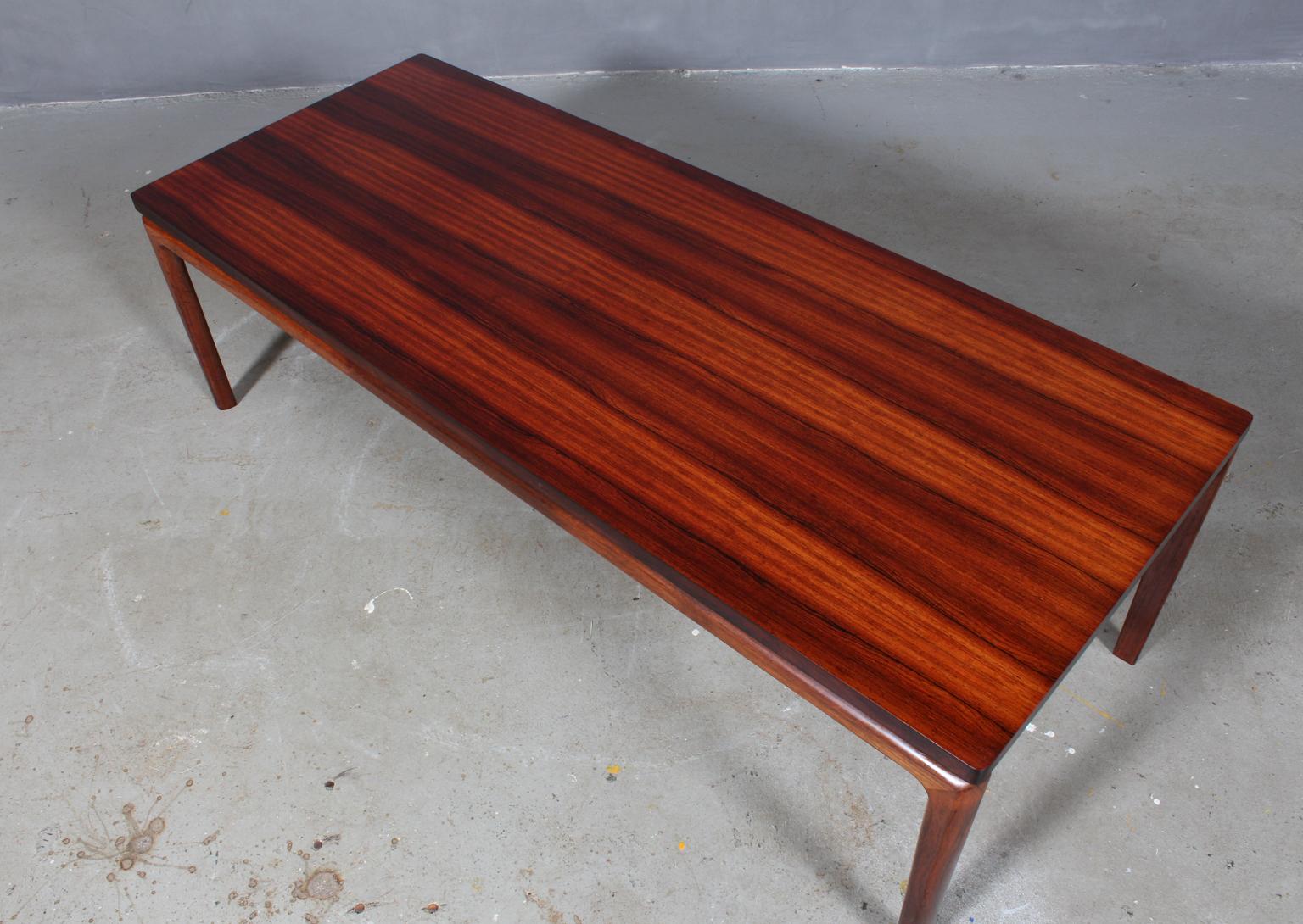 Ole Wanscher coffee table of veenered rosewood.

Model Senator, made by Cado.

  