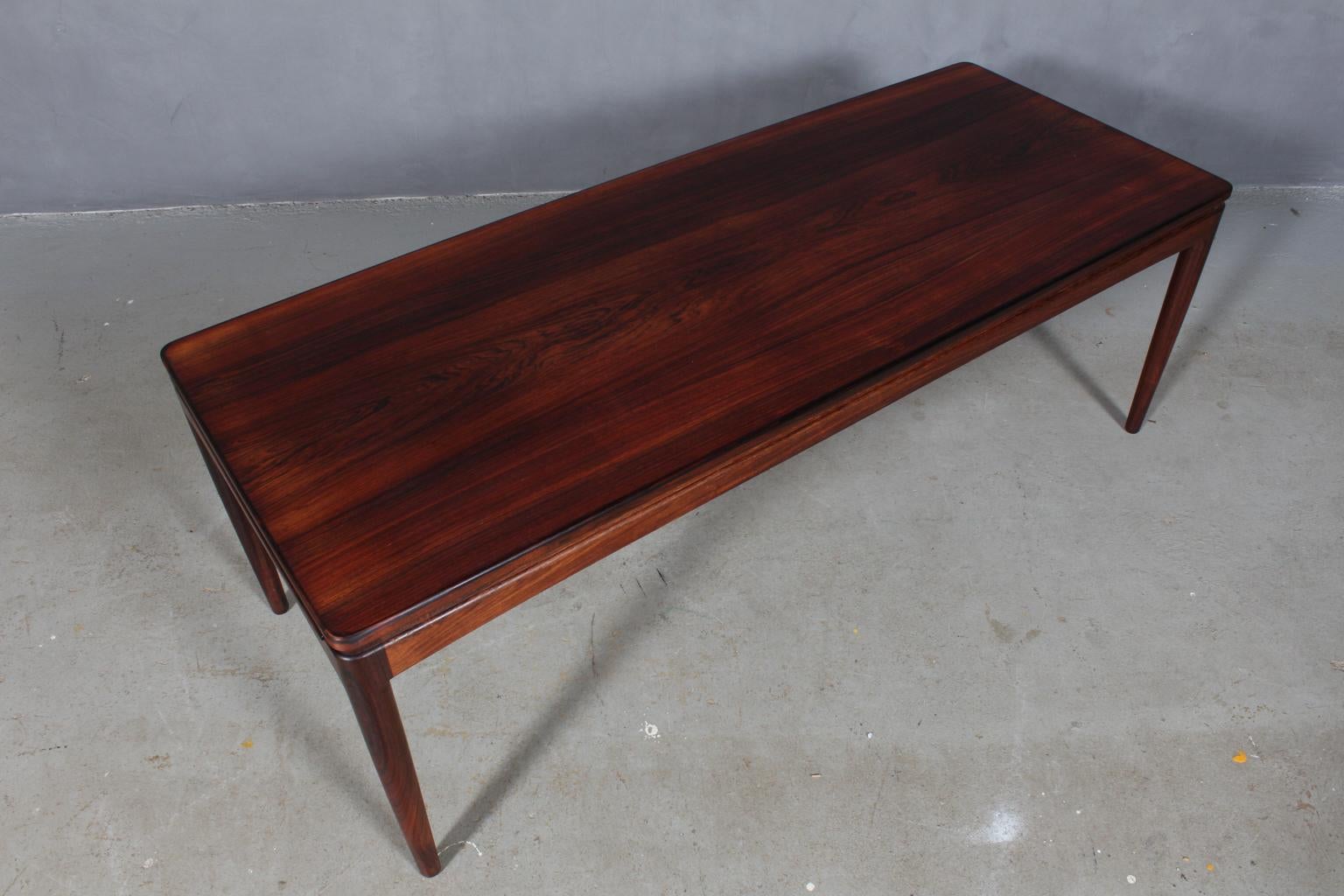 Ole Wanscher coffee table of veneered rosewood.

With extra extendable tray in one end, with black linoleum.

Model Senator, made by Cado.

