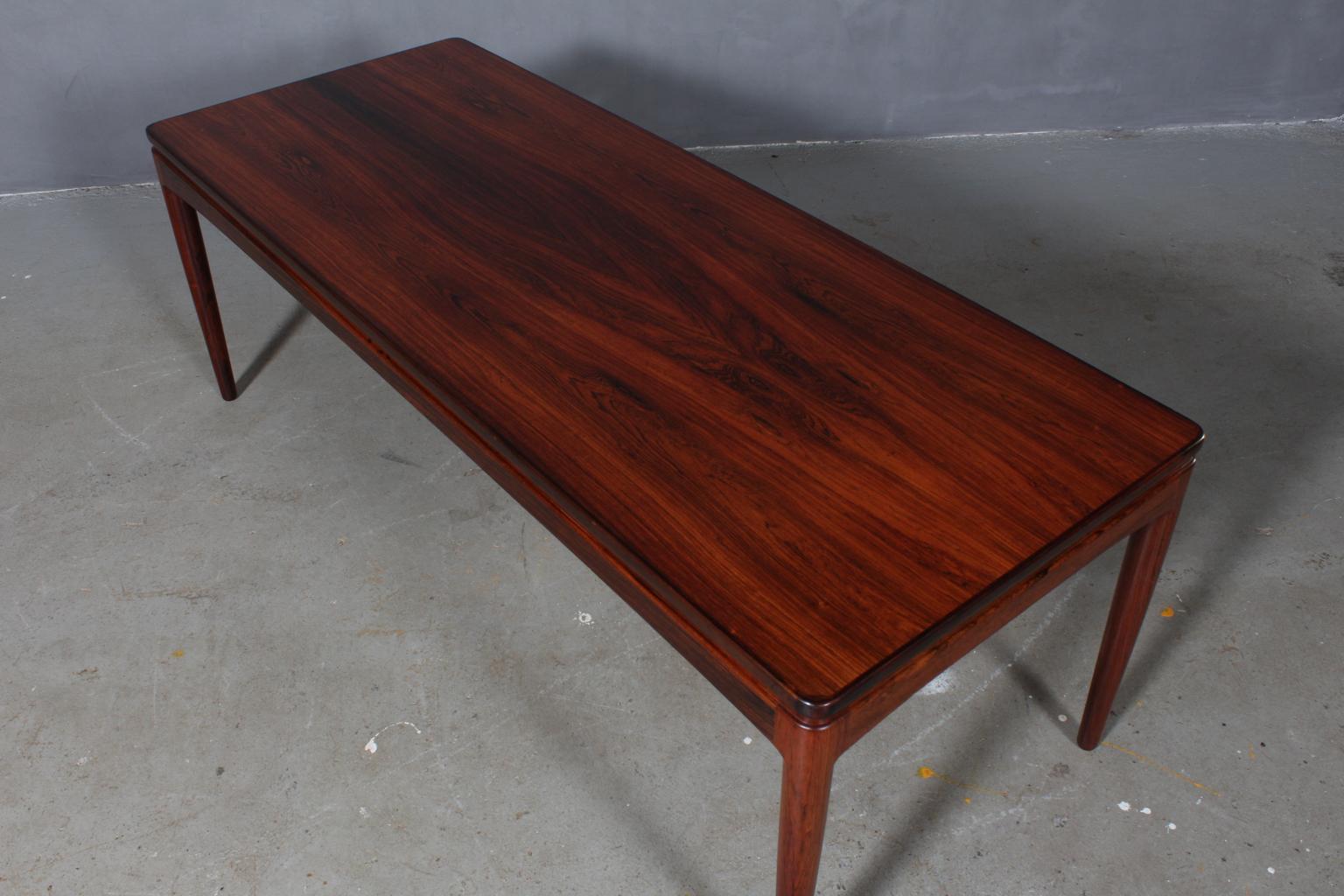 Ole Wanscher coffee table of veneered rosewood.

With extra extendable tray in one end, with black linoleum.

Model Senator, made by Cado.

   