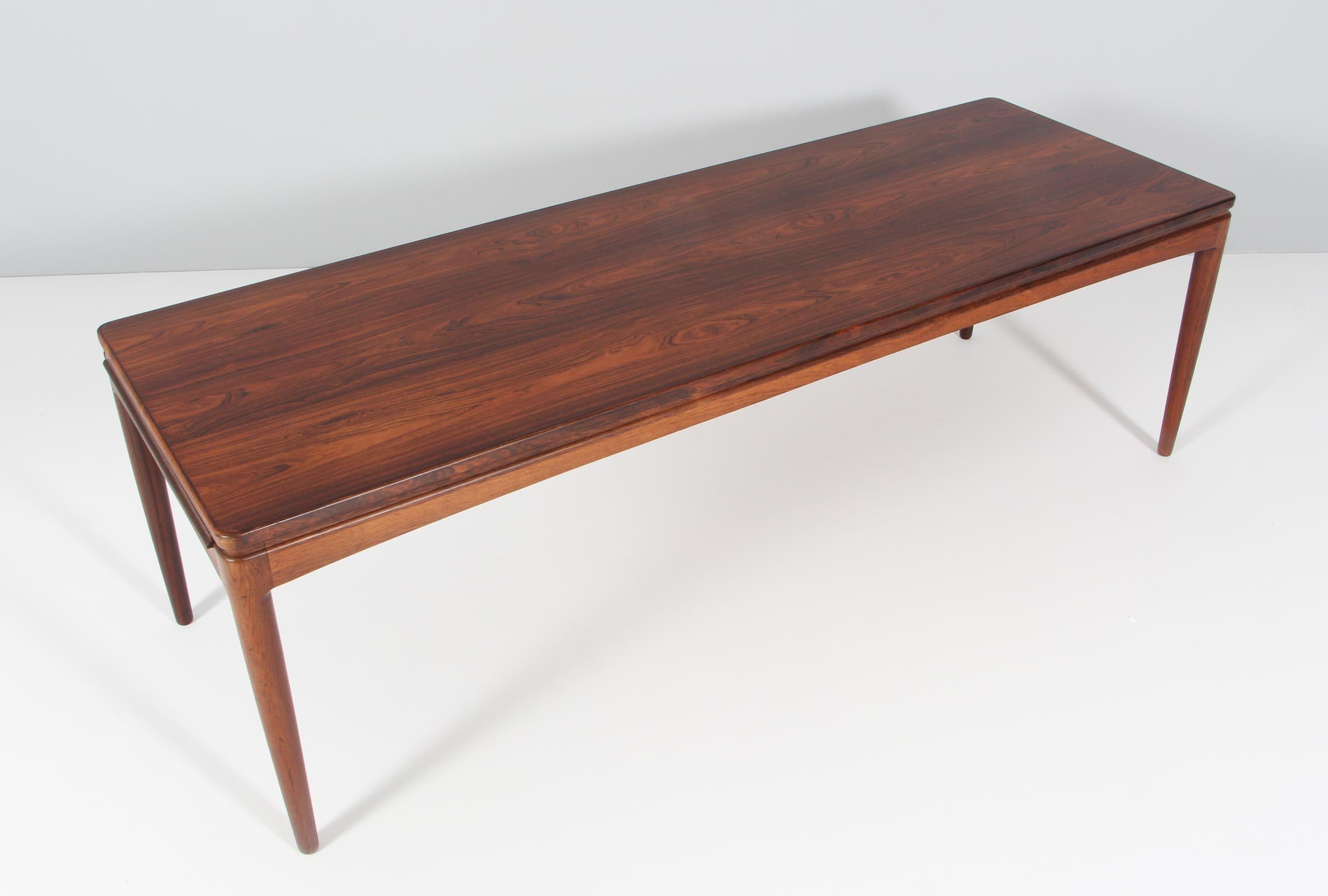 Ole Wanscher coffee table of veneered rosewood.

With extra extendable tray in one end, with black linoleum.

Model Senator, made by Cado.

 