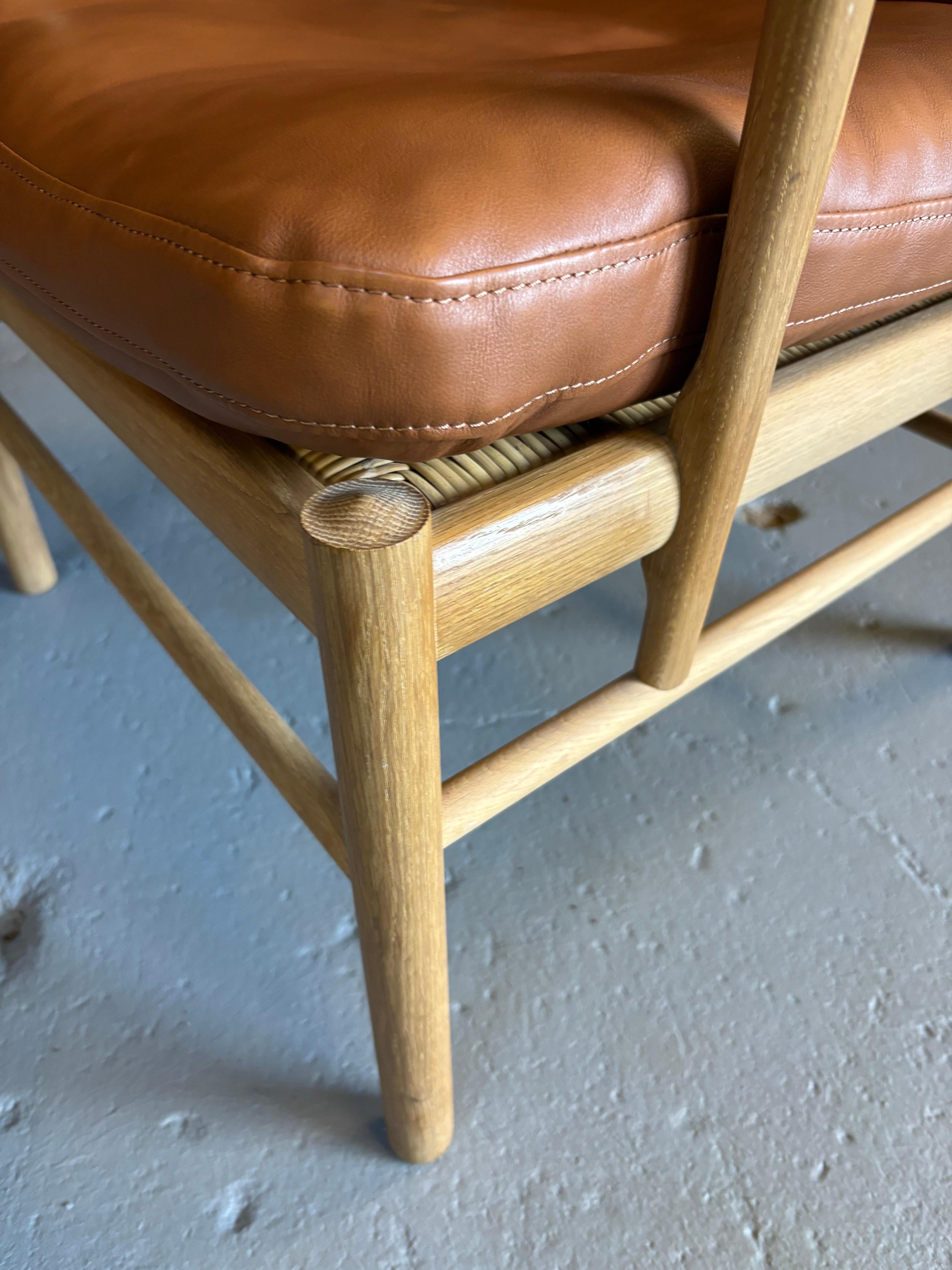 Ole Wanscher Oak Colonial Chair mit Schilfrohrsitz und schönen Lederkissen.  Der Stuhl ist brandneu und unbenutzt!  Wie neuer Zustand!