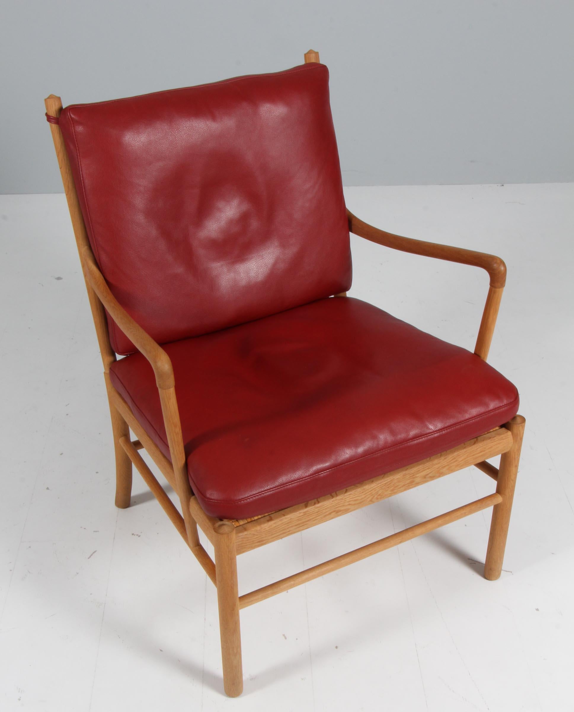 Ole Wanscher lounge chair original upholstered with red leather.

Made in oak.

Model PJ149 colonial chair, made by Poul jeppesen.