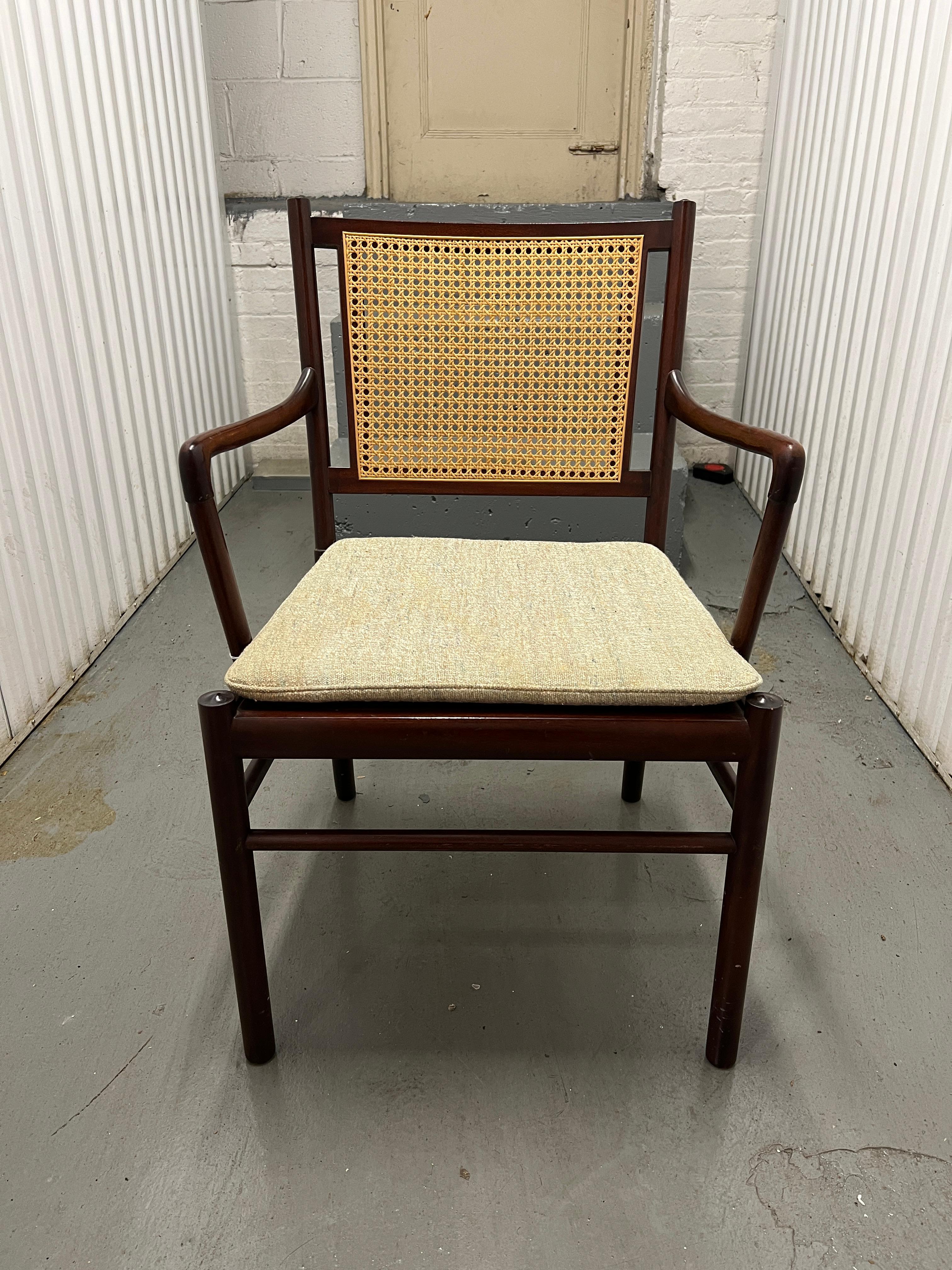 La Silla Colonial PJ-301, de Ole Wanscher para Poul Jeppesen Møbelfabrik, es de fina caoba con respaldo de caña. El cojín suelto parece estar tapizado con tela nueva. Etiqueta del fabricante debajo.