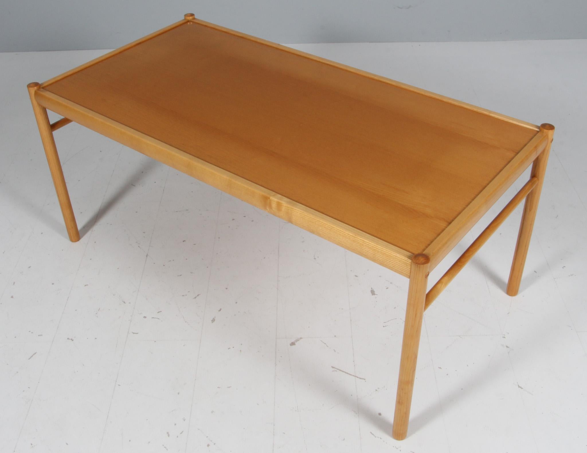Ole Wanscher colonial coffee table with reversible plate.

Made in ash. 

Model PJ 149 colonial coffe table, made by Poul Jeppesen.