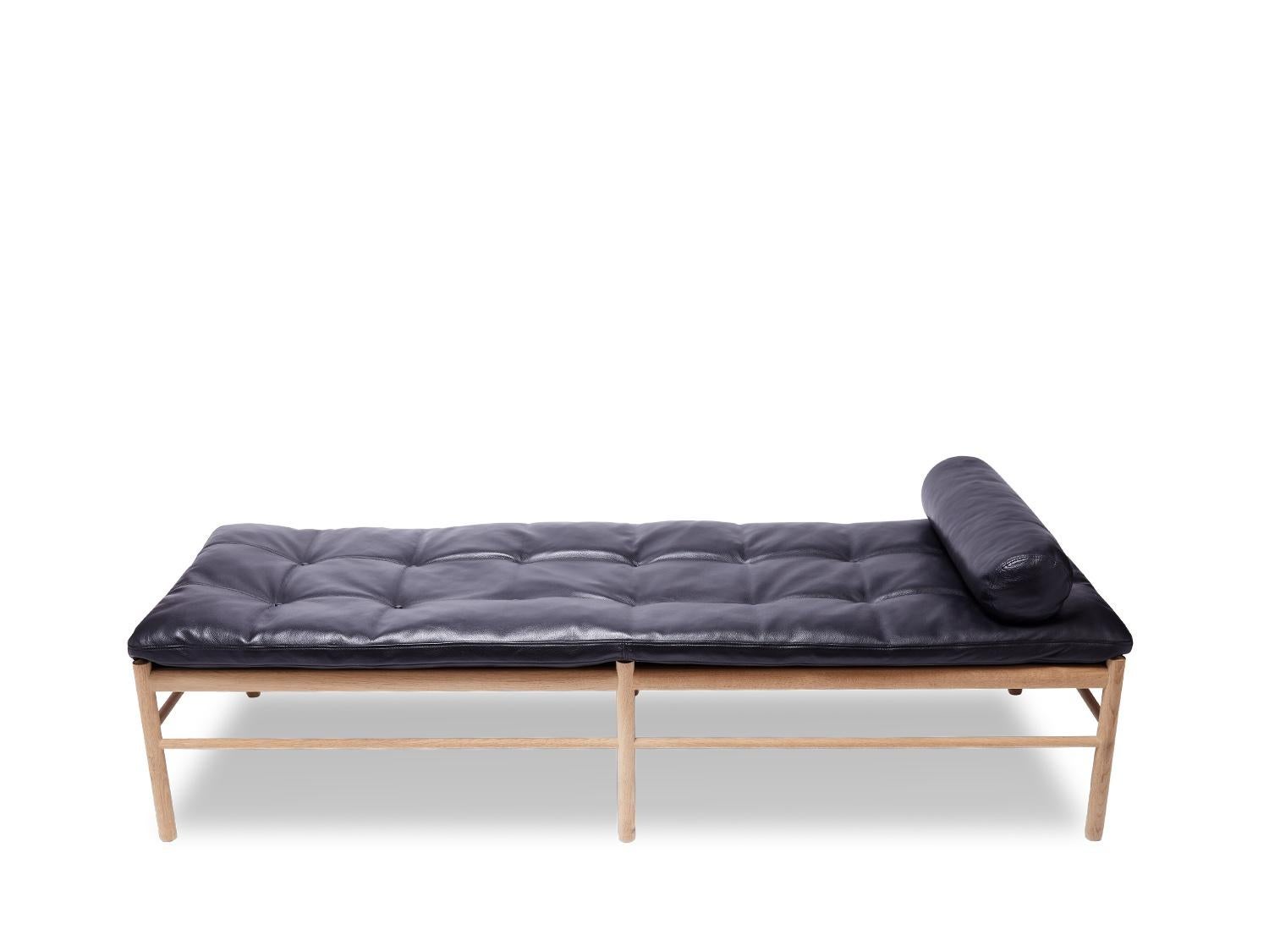 Description: Daybed of oak. Cushion and neckrest upholstered with black leather. Bottom/seat stretched with black cotton girths. Model OW 150. Manufactured by Carl Hansen & Søn
Designer: Ole Wanscher
Dimensions: 71