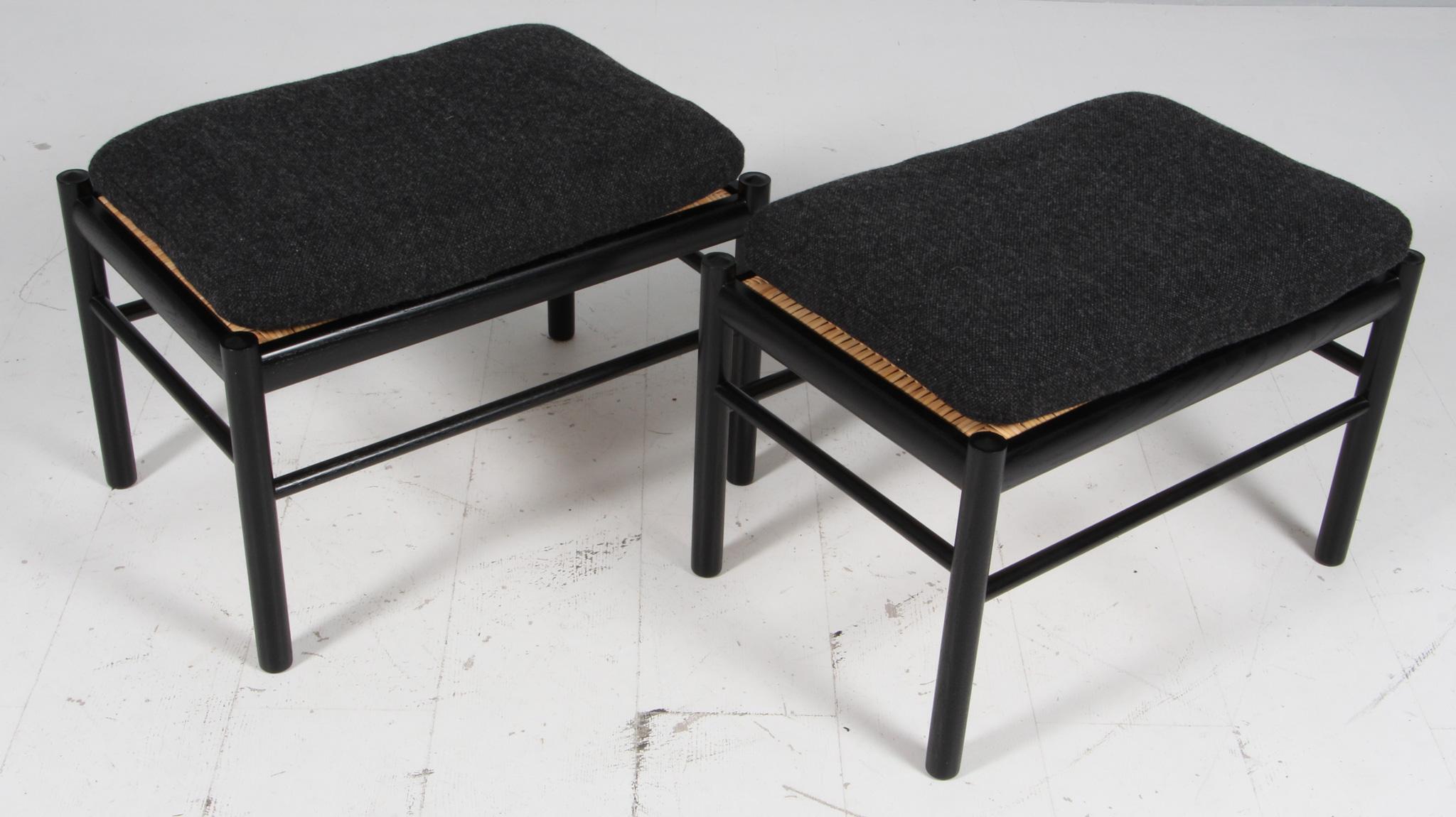 Ottomana Coloni di Ole Wanscher. Telaio in rovere tinto nero. Cuscini in lana Hallingdal grigio scuro di Kvadrat.

Sede del bastone.

Realizzato da Carl Hansen.
