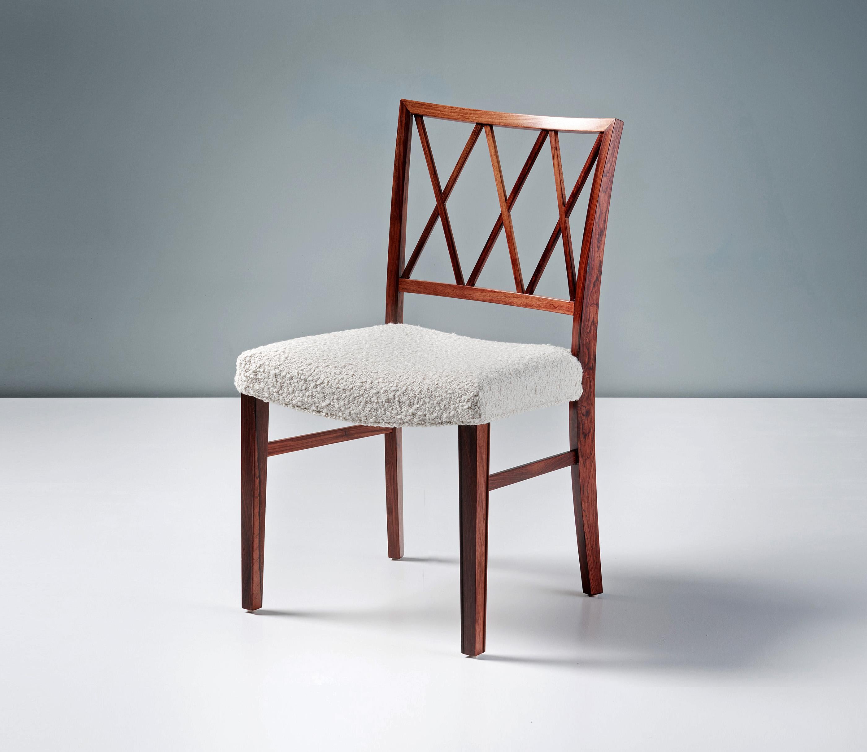 Un bel exemple de mobilier classique et sobre conçu par le maître danois Ole Wanscher en 1957. Produit par son collaborateur de longue date A.J. Iversen en bois dur finement figuré. L'assise a été retapissée en tissu de lin mélangé à de la laine de