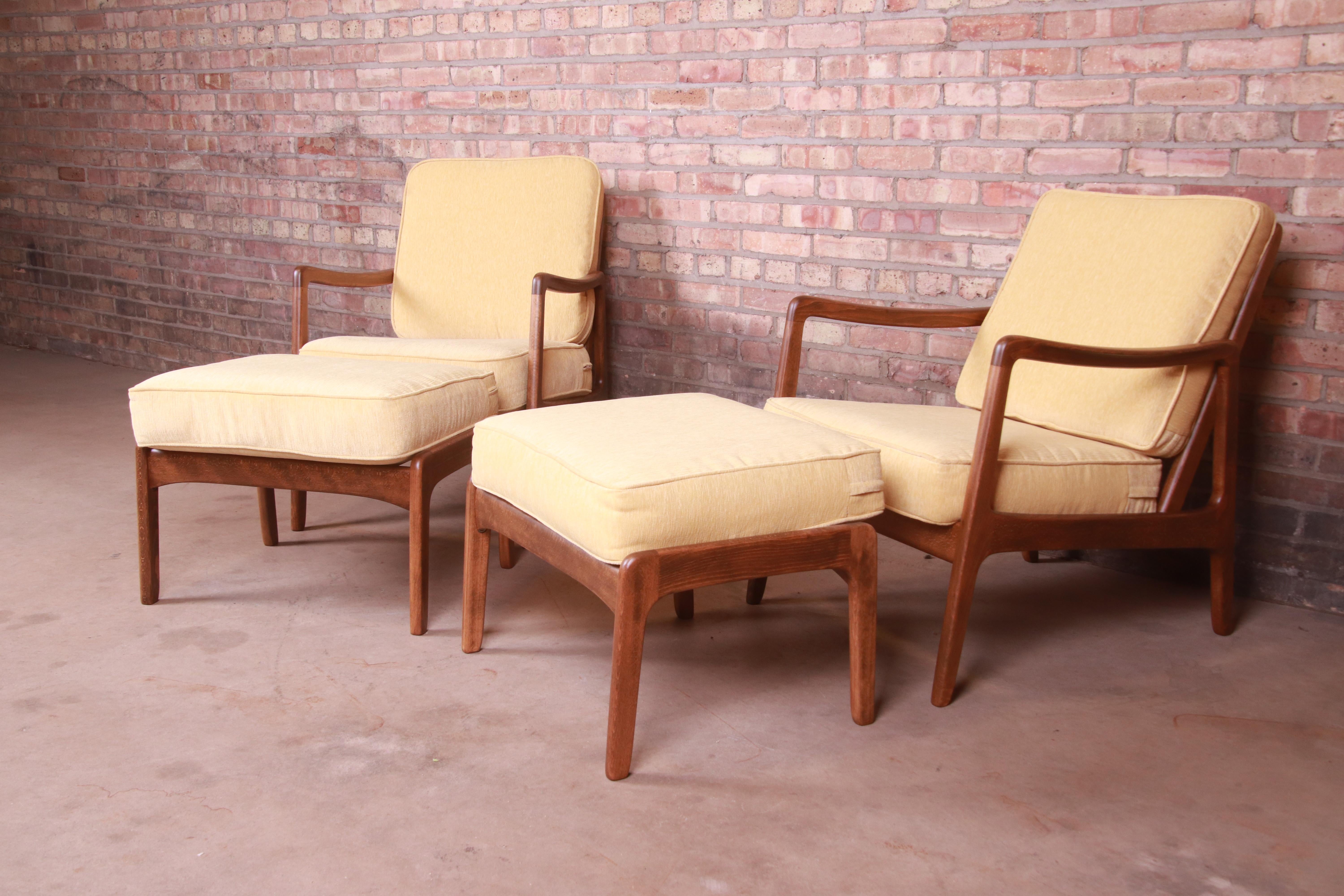 A gorgeous pair of mid-century Danish Modern club chairs or lounge chairs and ottomans

By Ole Wanscher for France & Daverkosen (retailed by John Stuart)

Denmark, 1950s

Solid Cuban mahogany frames, with yellow upholstered cushion seats and