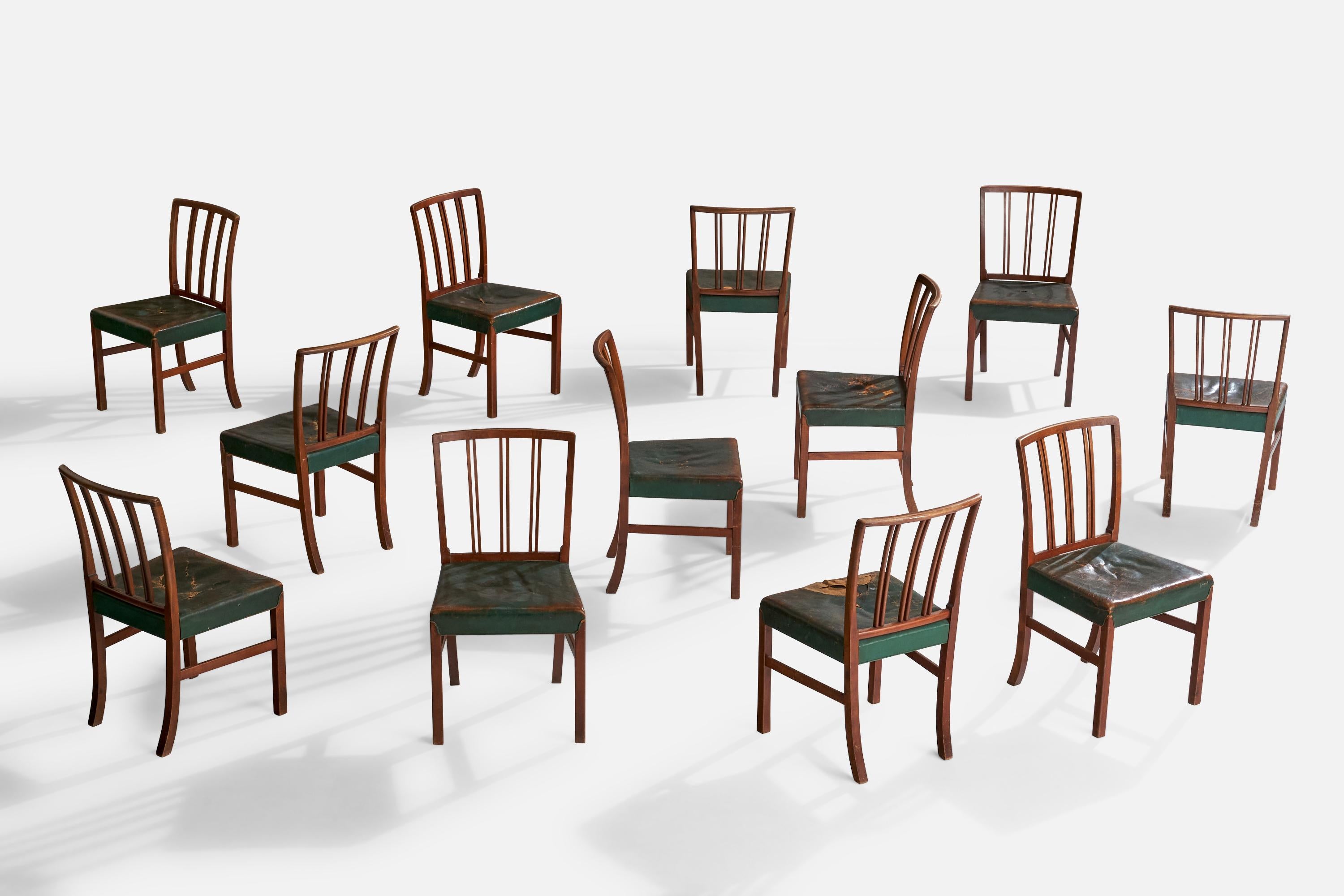 Un set di 12 sedie per sala da pranzo in faggio tinto e pelle tinta di verde disegnate da Ole Wanscher nel 1942 e prodotte da Fritz Hansen, Danimarca, anni '40.

Dimensioni: 33,7