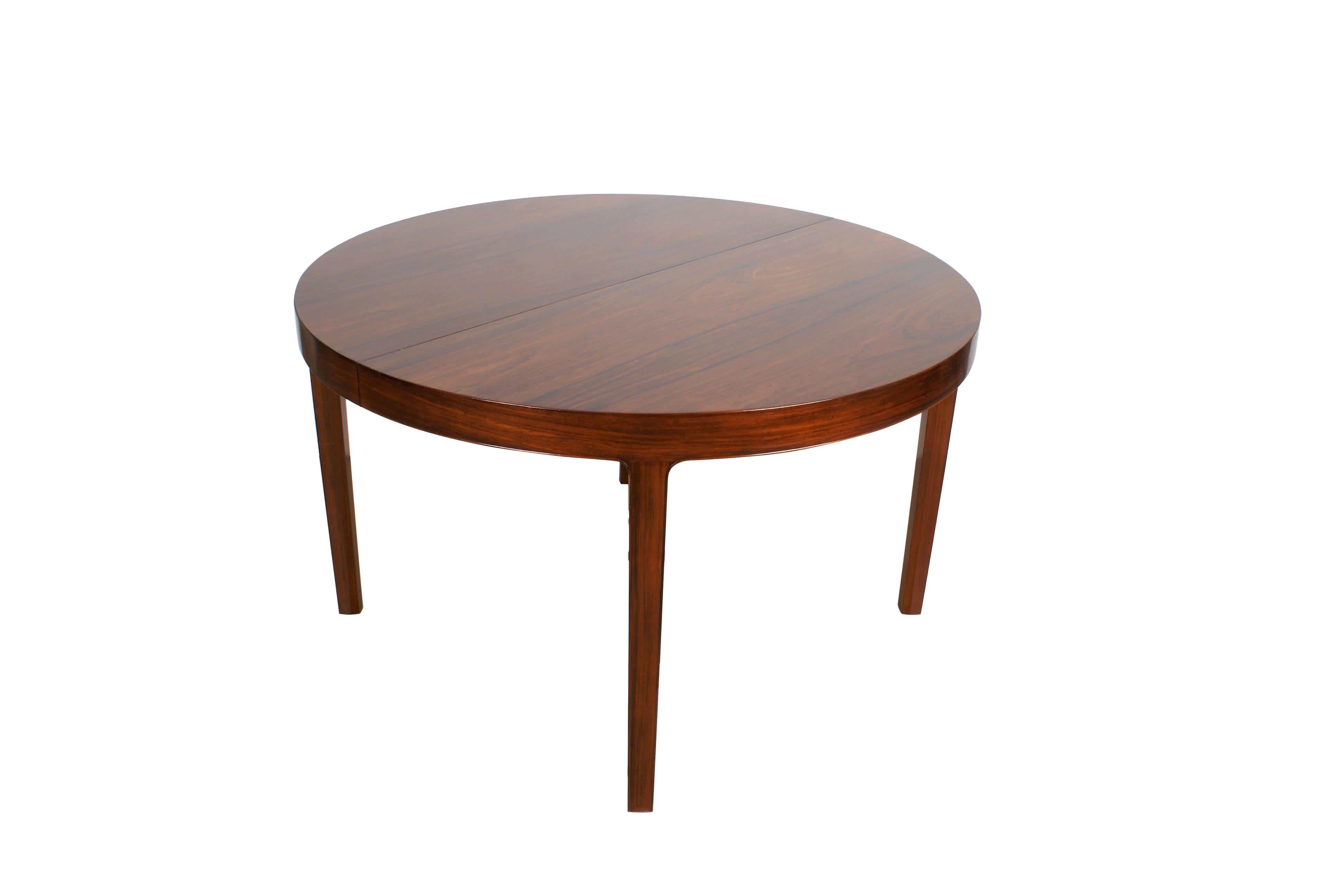 Ole Wanscher, dining table in Brazilian rosewood for master cabinetmaker A.J. Iversen. With metal tag from Illums Bolighus. Comes with three extension leaves - shortest version of the table is a circular version with a diameter of 125 cm (43 in.),