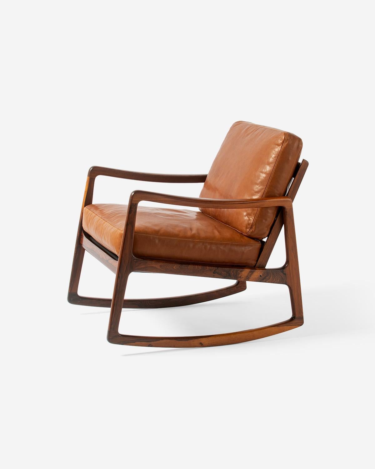 Ole Wanscher - Fauteuil à bascule FD-120, 1951

Ce fauteuil à bascule du professeur Ole Wanscher, rarement vu, a été produit par France & Son au Danemark au début des années 1960. Le cadre en bois de rose immaculé est hautement figuré et l'assise et