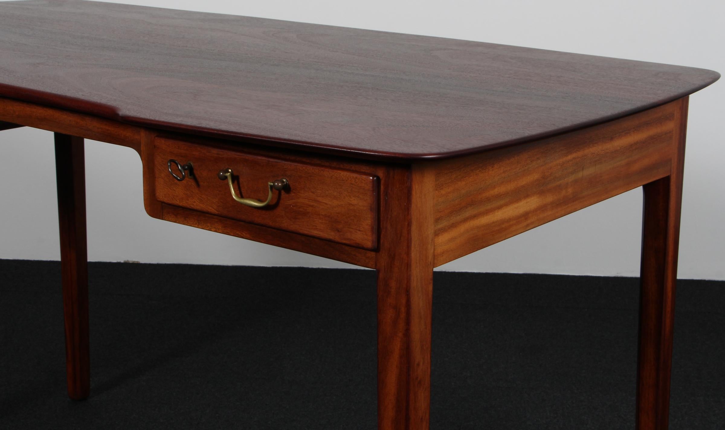 Metà XX secolo Scrivania in mogano di Ole Wanscher per A.J. Iversen, anni '50 in vendita