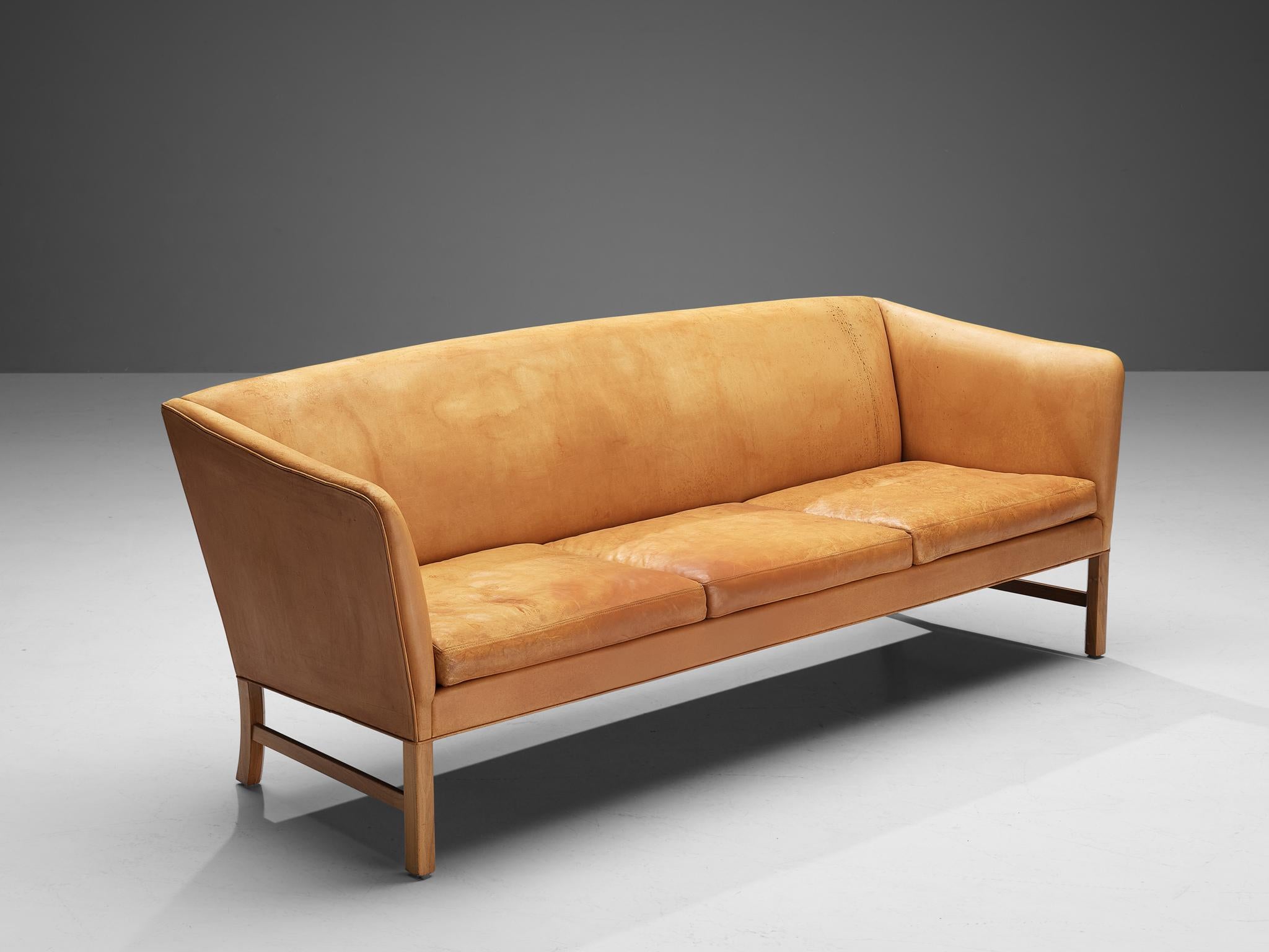 Ole Wanscher pour A.J. Iverseren, canapé, cuir, noyer, Danemark, années 1950/1960

Magnifique canapé dans une couleur naturelle exceptionnelle, conçu par Ole Wanscher au cours de la période du milieu du siècle. Cette pièce est recouverte d'un cuir