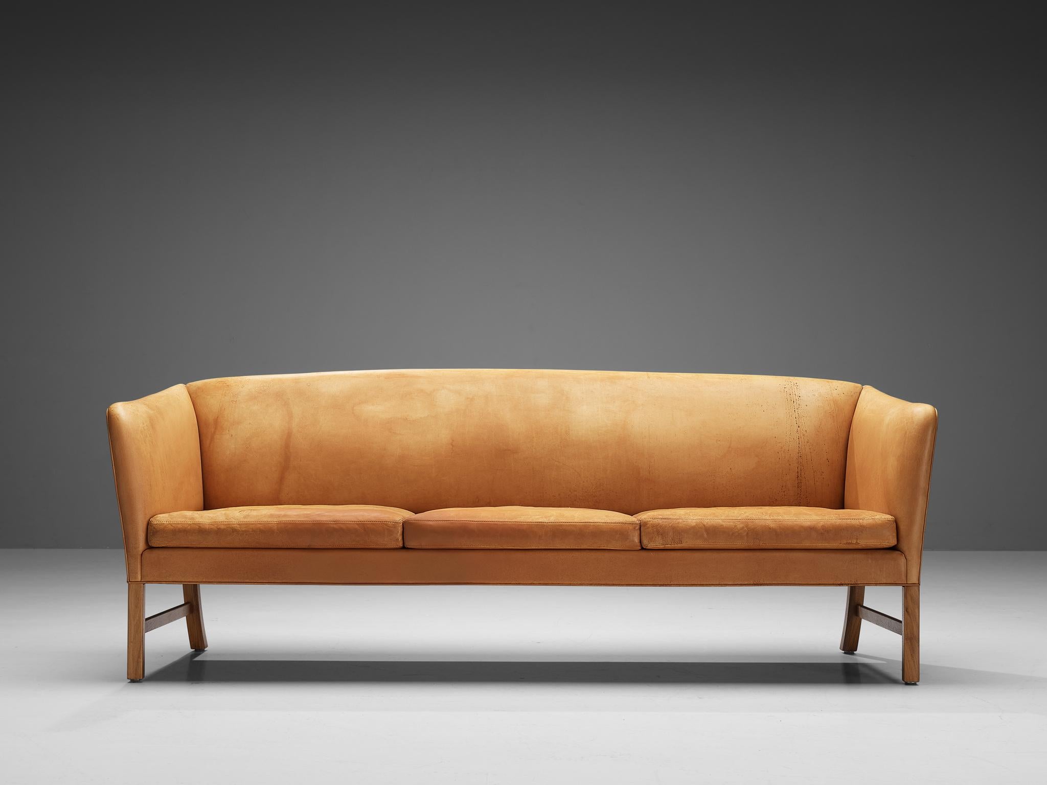 Ole Wanscher for A.J. Iverseren Sofa in Camel Leather and Walnut Bon état - En vente à Waalwijk, NL