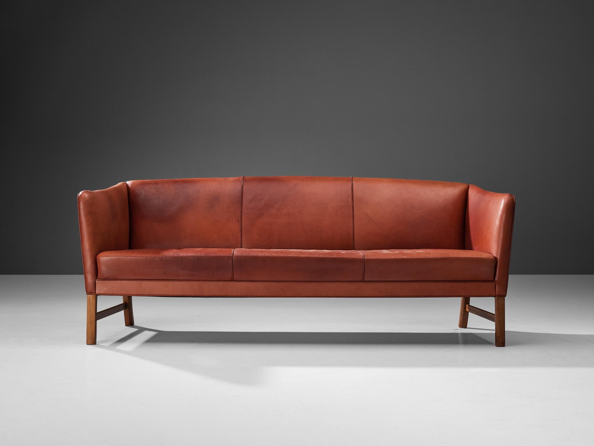 Ole Wanscher für A.J. Iverseren, Sofa, Leder, Mahagoni, Dänemark, 1950er/1960er Jahre

Schönes Sofa in einer hervorragenden natürlichen Farbe, entworfen von Ole Wanscher in der Mitte des Jahrhunderts. Dieses Stück ist mit glattem dunkelrotem Leder
