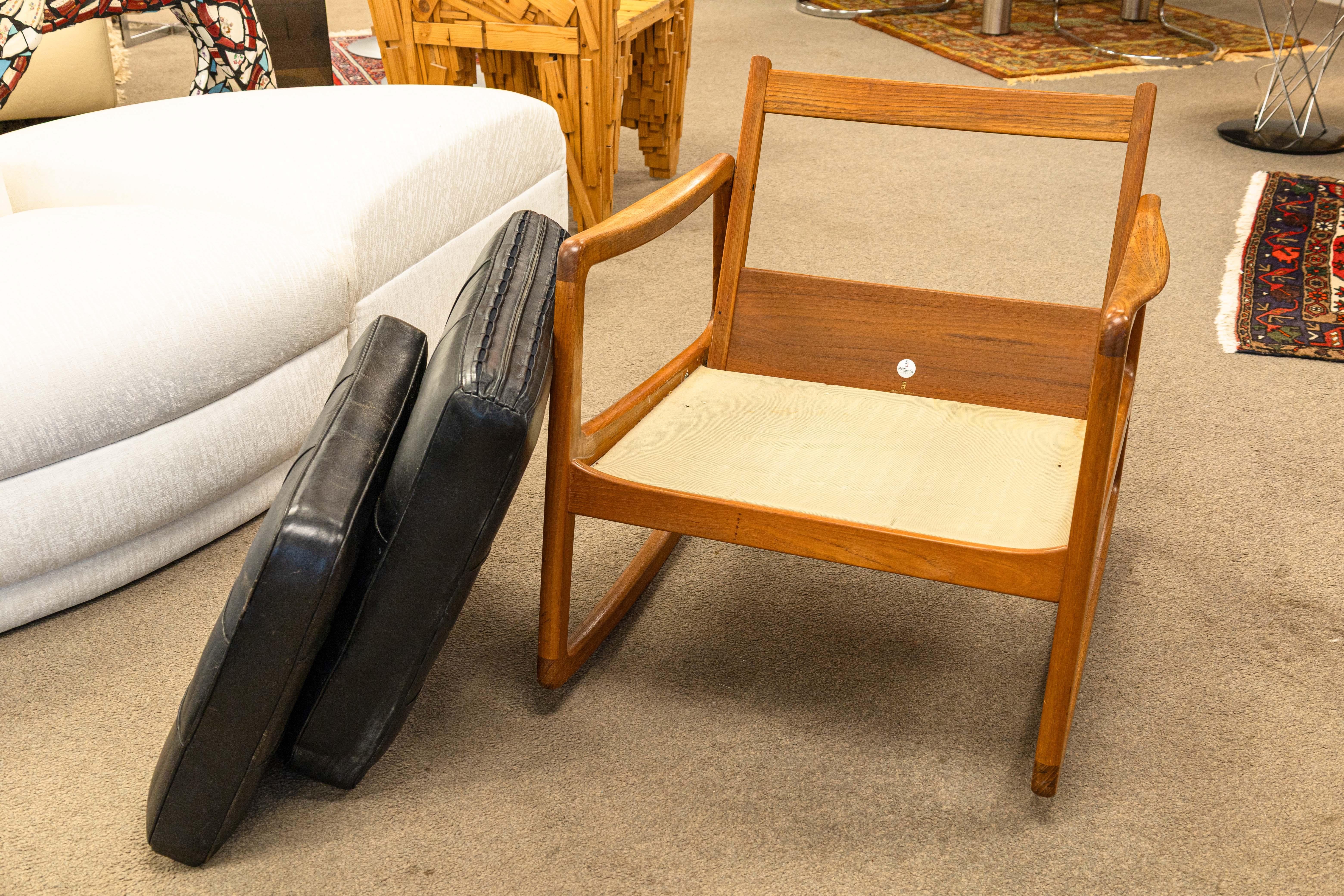 Cuir Ole Wanscher pour France & Sons Chaise à bascule danoise en teck moderne du milieu du siècle dernier en vente