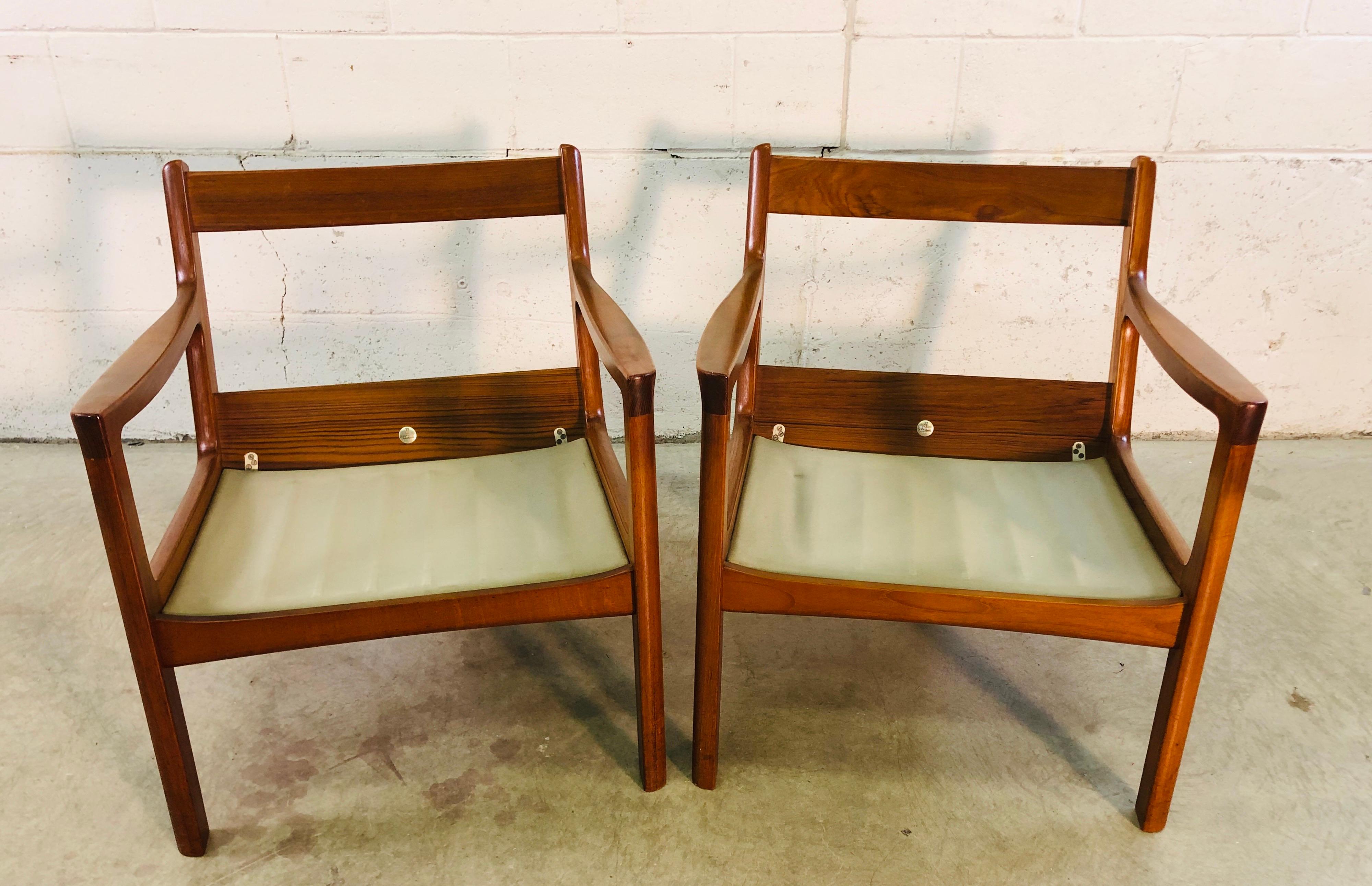 Ole Wanscher for France & Sons Denmark Senator Easy Chairs, Pair In Good Condition For Sale In Amherst, NH