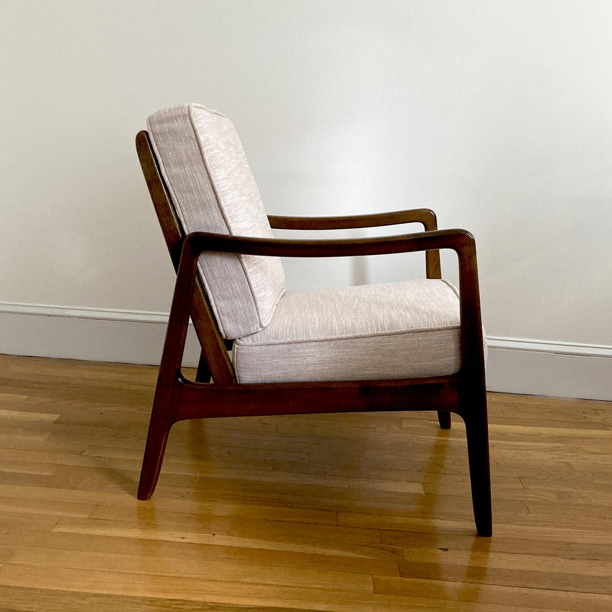 Mid-Century Modern Ole Wanscher for John Stuart Walnut Lounge Chair Reupholstered in Blush Tweed (Chaise longue en noyer recouverte de tweed blush)