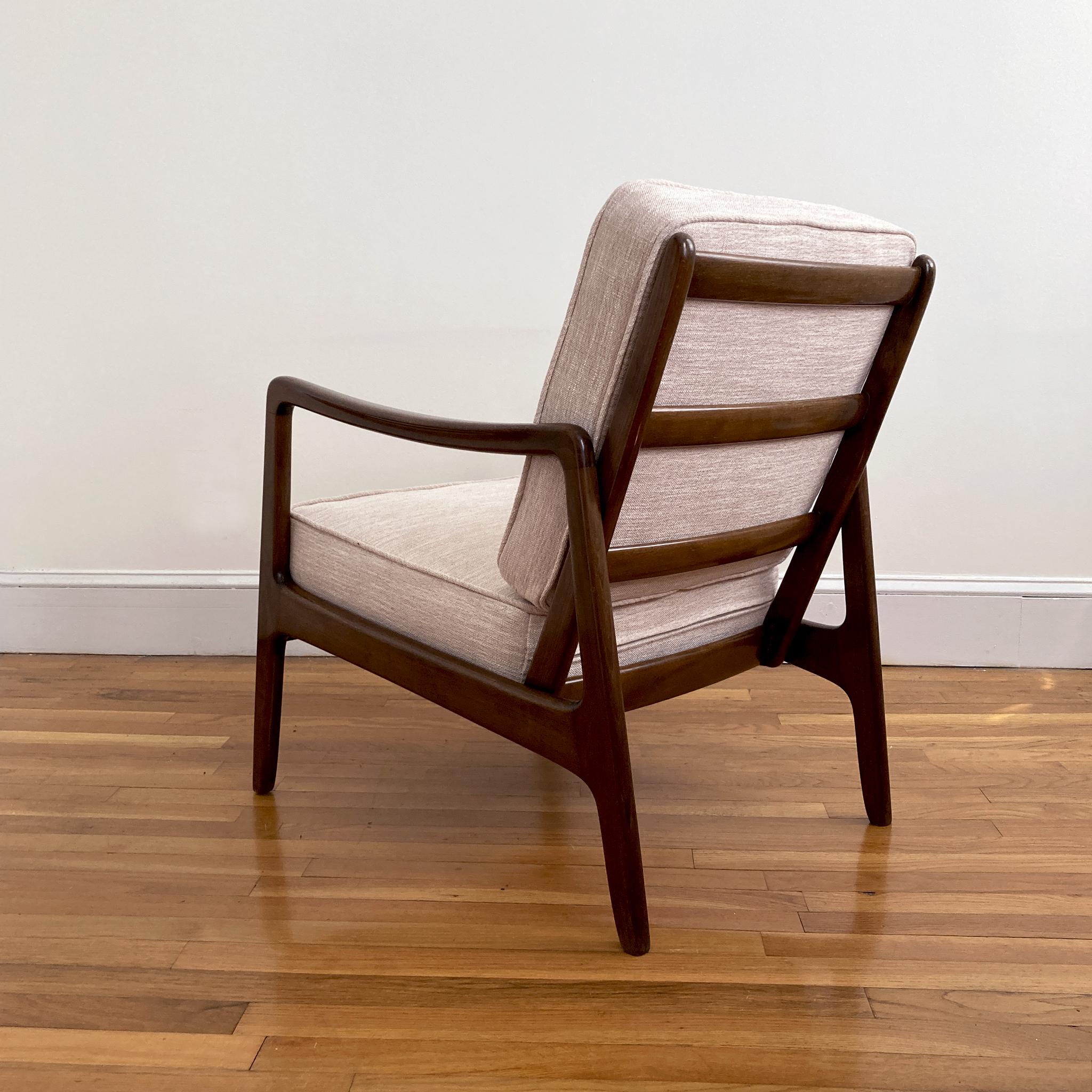 Ole Wanscher for John Stuart Walnut Lounge Chair Reupholstered in Blush Tweed (Chaise longue en noyer recouverte de tweed blush) Bon état à New York, NY