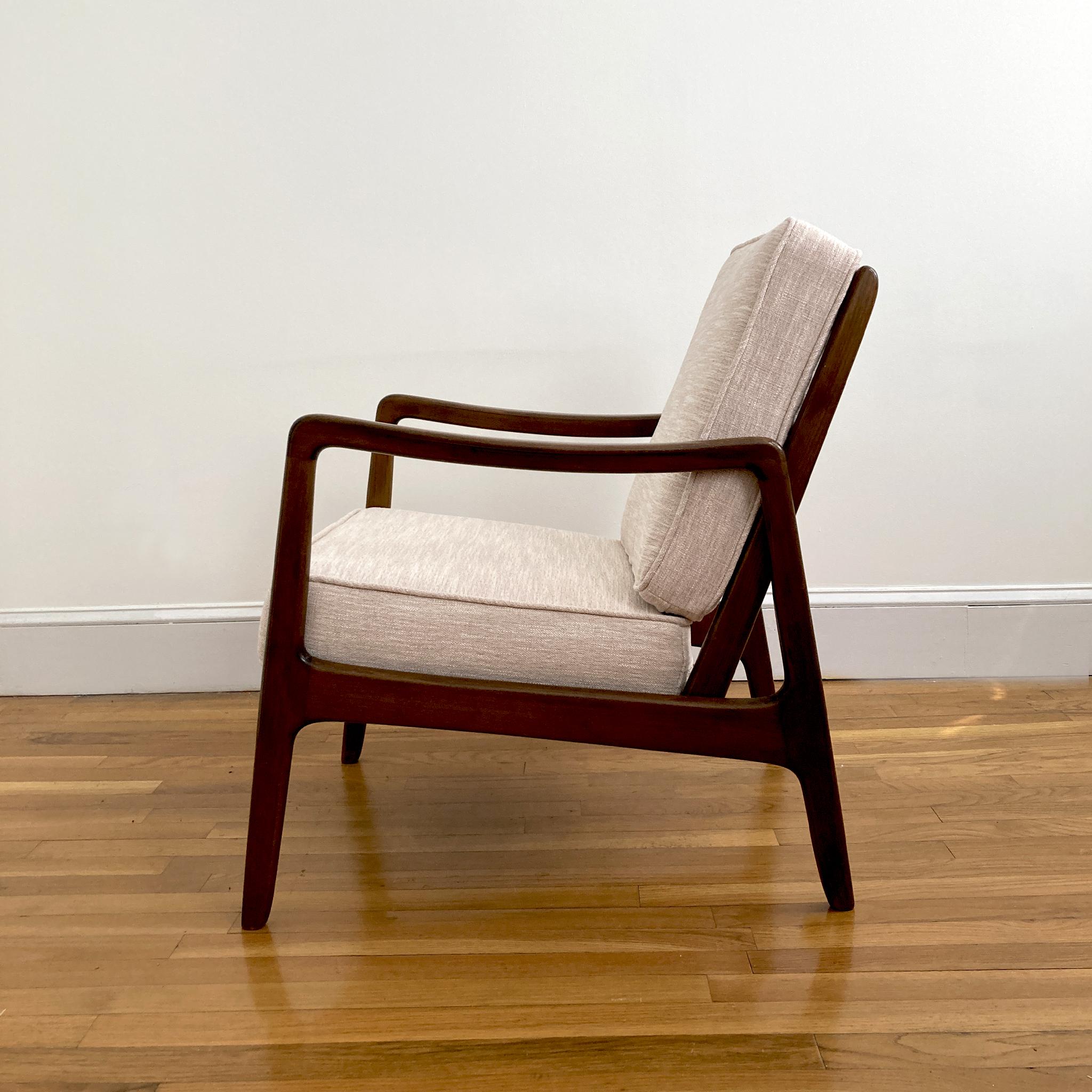 Milieu du XXe siècle Ole Wanscher for John Stuart Walnut Lounge Chair Reupholstered in Blush Tweed (Chaise longue en noyer recouverte de tweed blush)