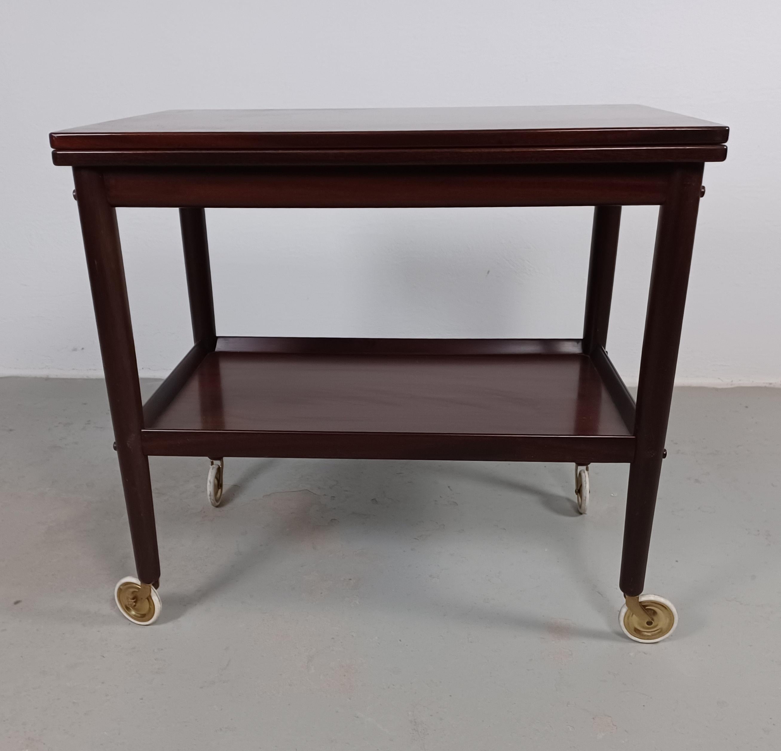 1960s Ole Wanscher restored mulitfunctional Rungstedlund mahogany side table.

The sidetable consist of a adjustable tabletop that can be turned to the side changing the table form a small serving table / side table to a bartable and opend once more
