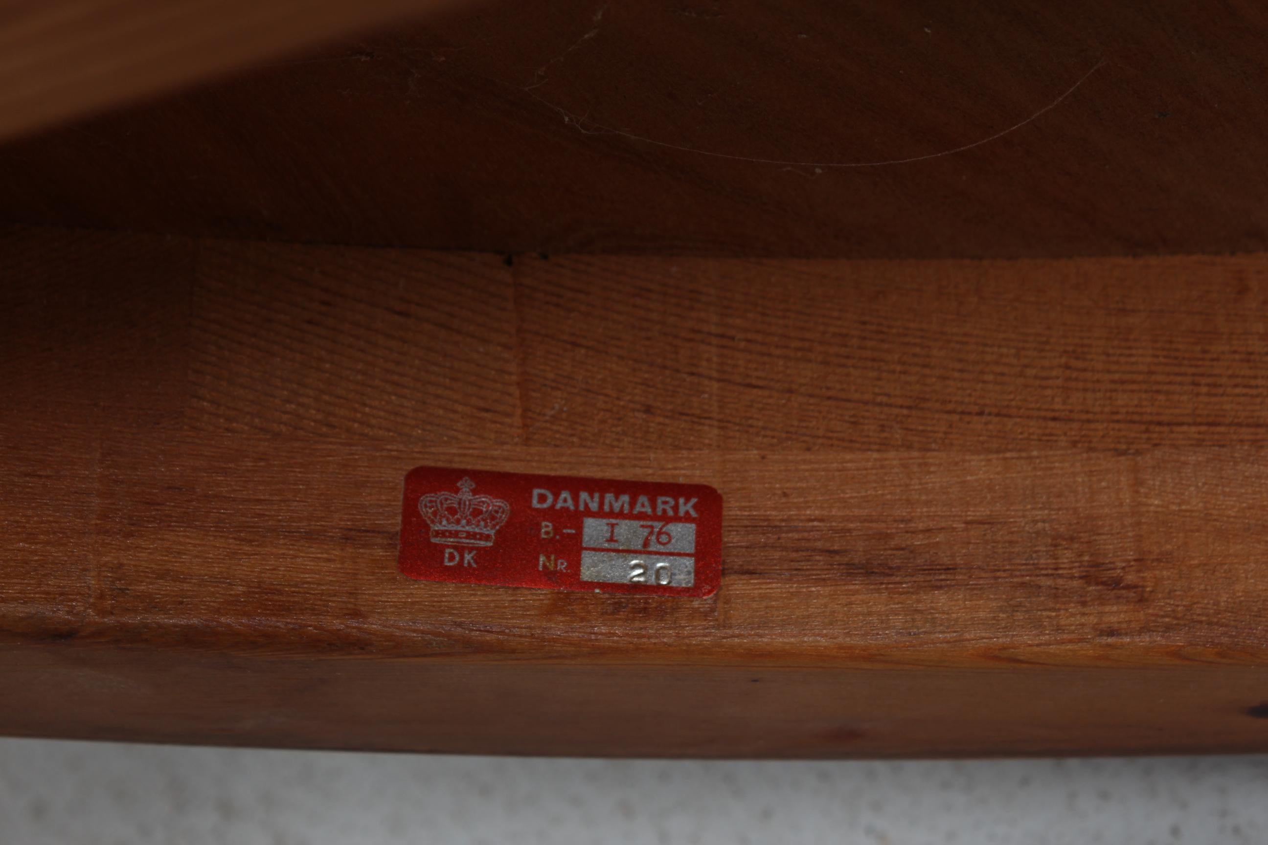 Ole Wanscher Large Round Dining Table of Mahogany Made by A. J. Iversen Denmark For Sale 5