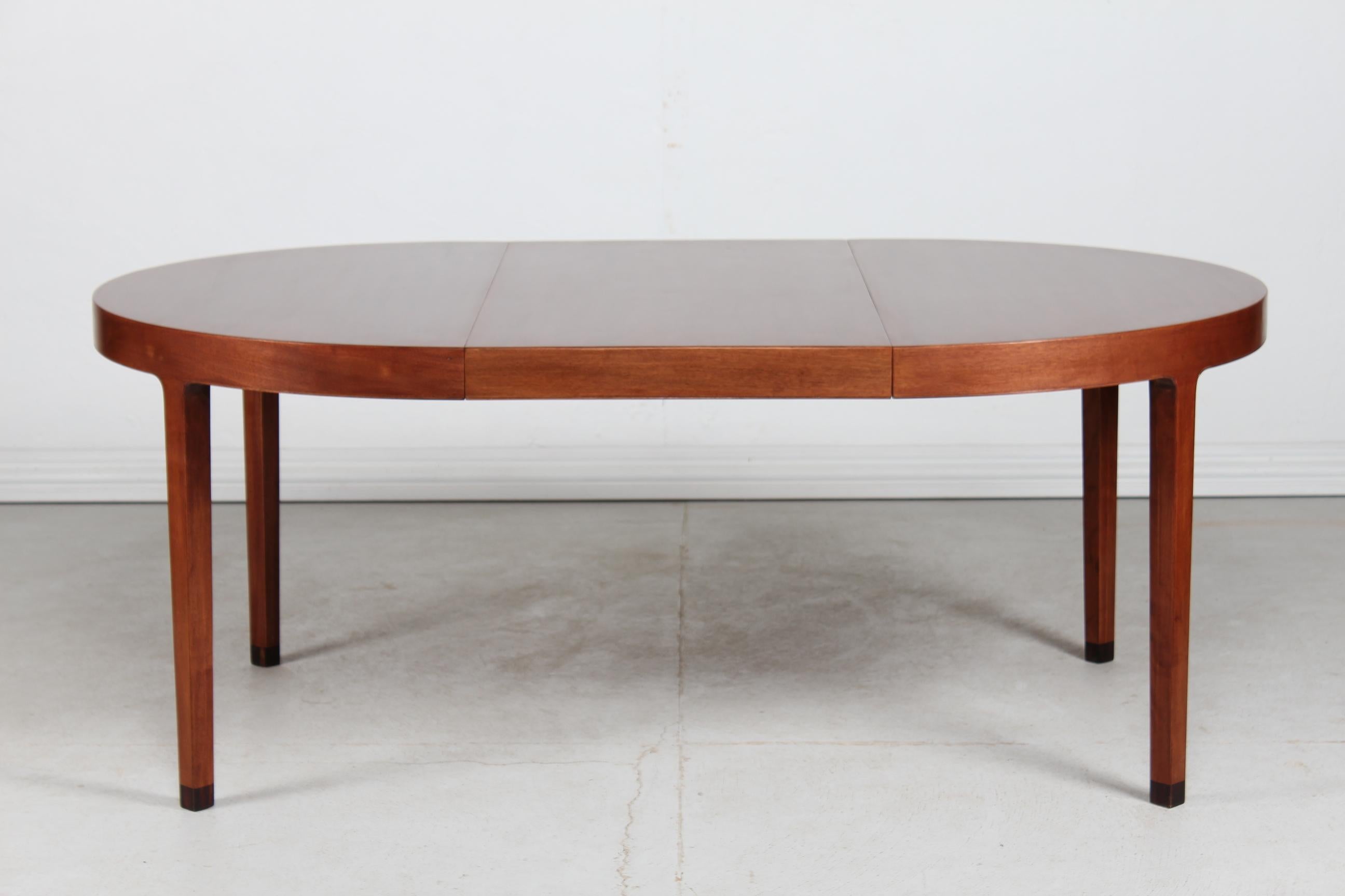 Large round dining table with three leaves designed by Ole Wanscher (1903-1985).
The table is made of mahogany with matte lacquer in the 1950s 
Manufactured by A. J. Iversen Denmark

Measures: Diameter 125 cm
Length leaves 3 x 60 cm
Height 74/66