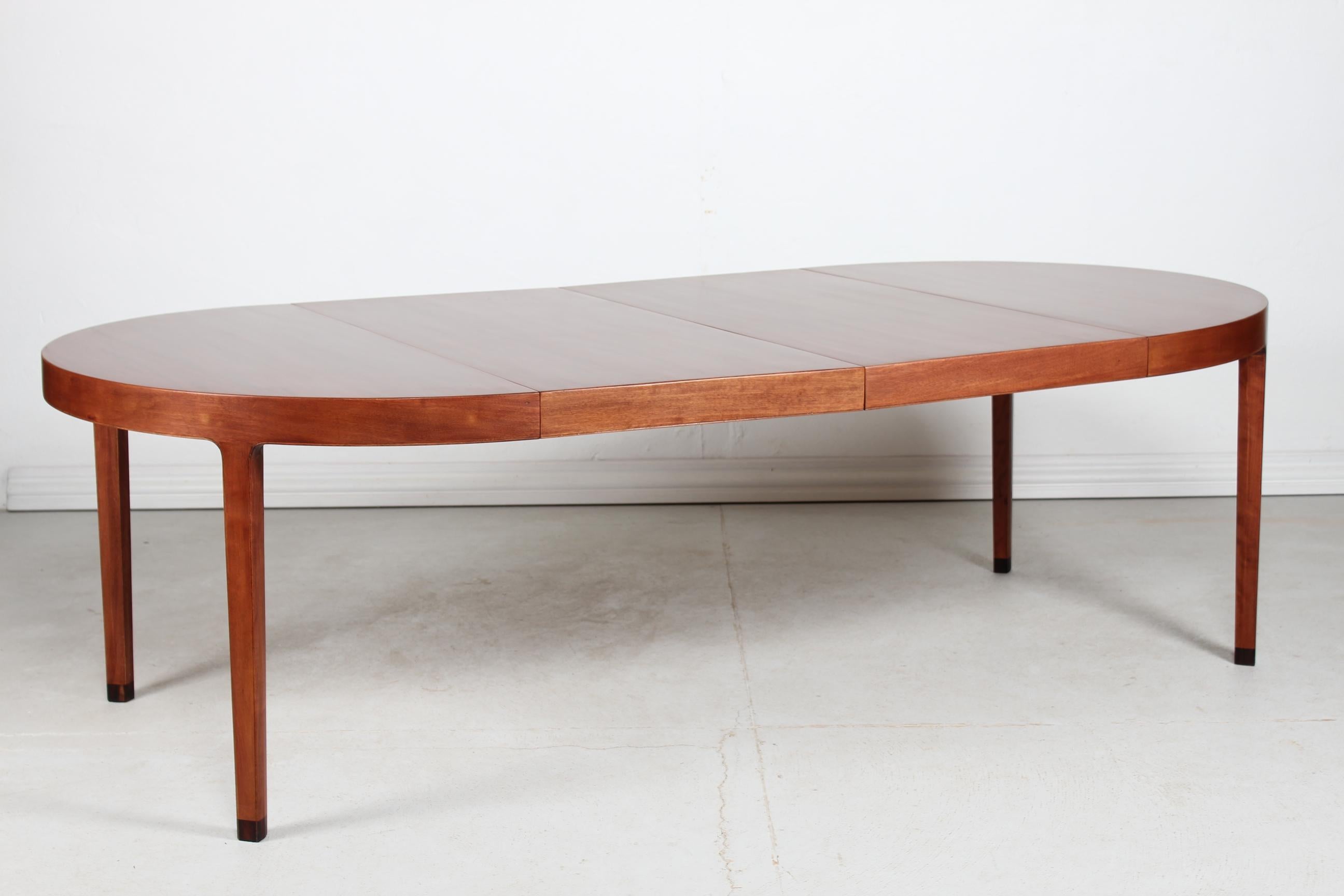 Ole Wanscher Large Round Dining Table of Mahogany Made by A. J. Iversen Denmark In Good Condition For Sale In Silkeborg, Silkeborg