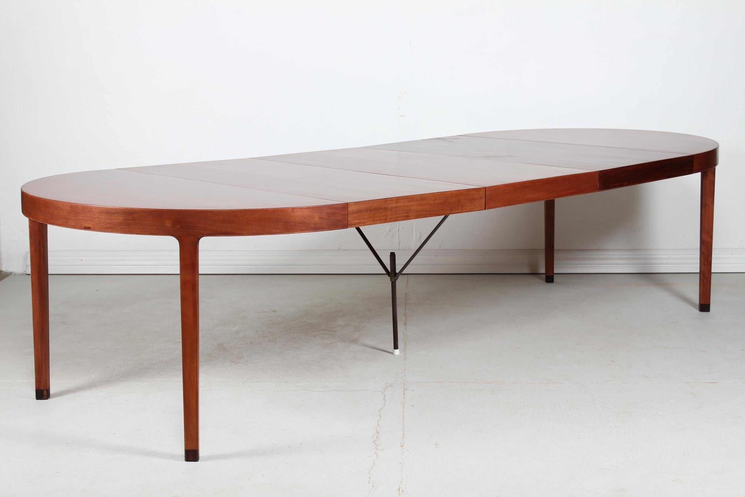 Mid-20th Century Ole Wanscher Large Round Dining Table of Mahogany Made by A. J. Iversen Denmark For Sale