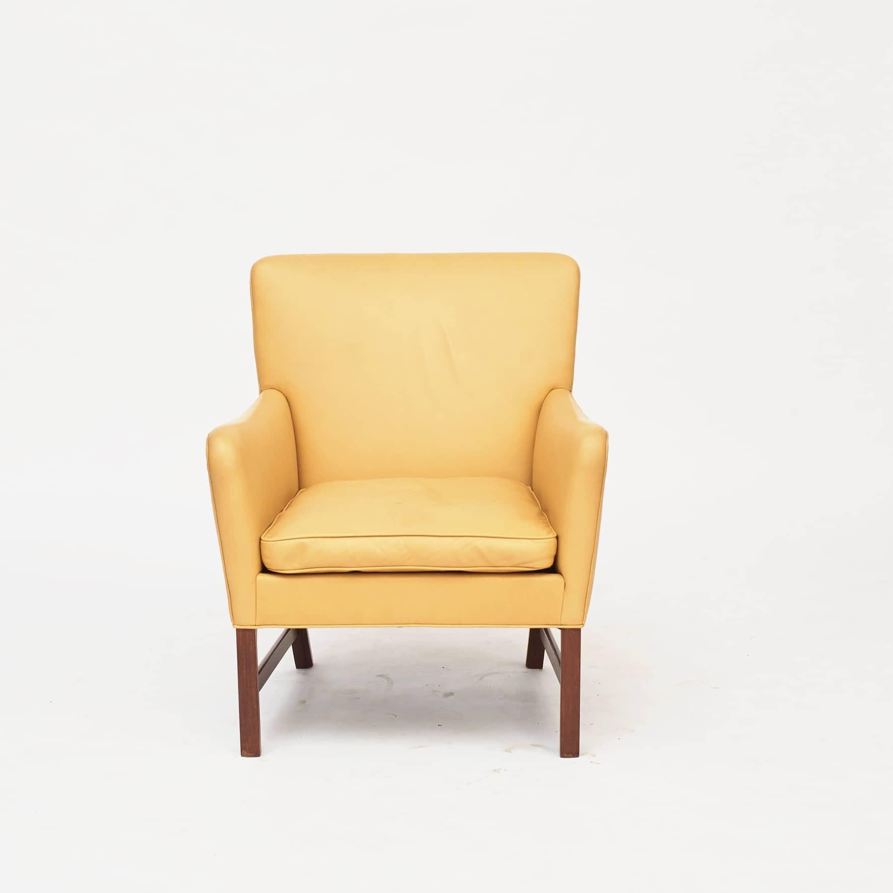 Ole Wanscher (1903-1985) lounge chair.
Base and frame in mahogany with stretcher bar supporting the legs. Later upholstered in sand leather, seat cushion with down filling.

Designed by Ole Wanscher in 1960 and executed by master Cabinetmaker A.