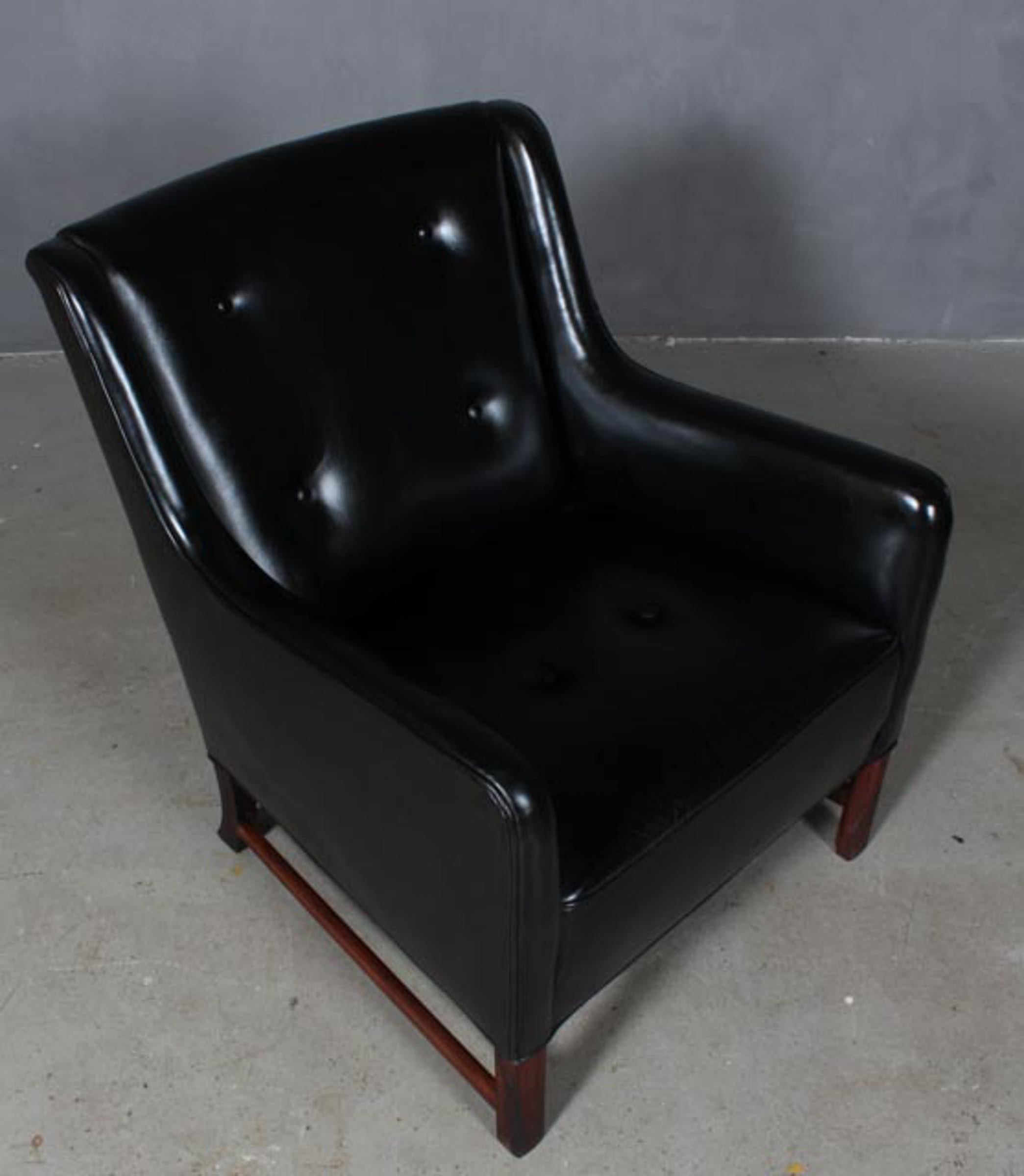 Ole Wanscher lounge chair in original black leather.

Frame of rosewood.

Made by A. J. Iversen.

  