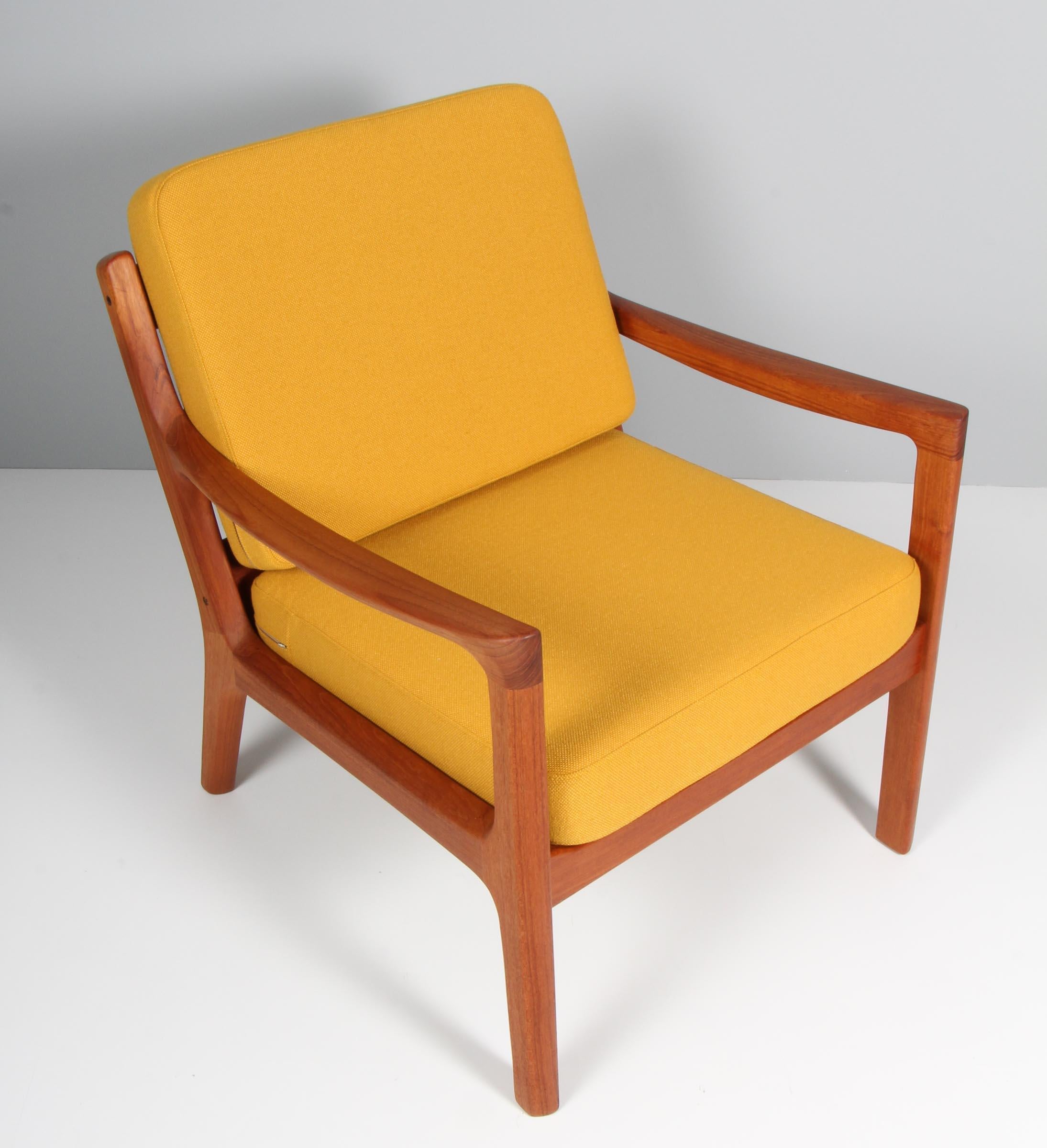 Ole Wanscher lounge new upholstered with yellow wool fabric

Made of solid teak.

Model senator, made by Cado.