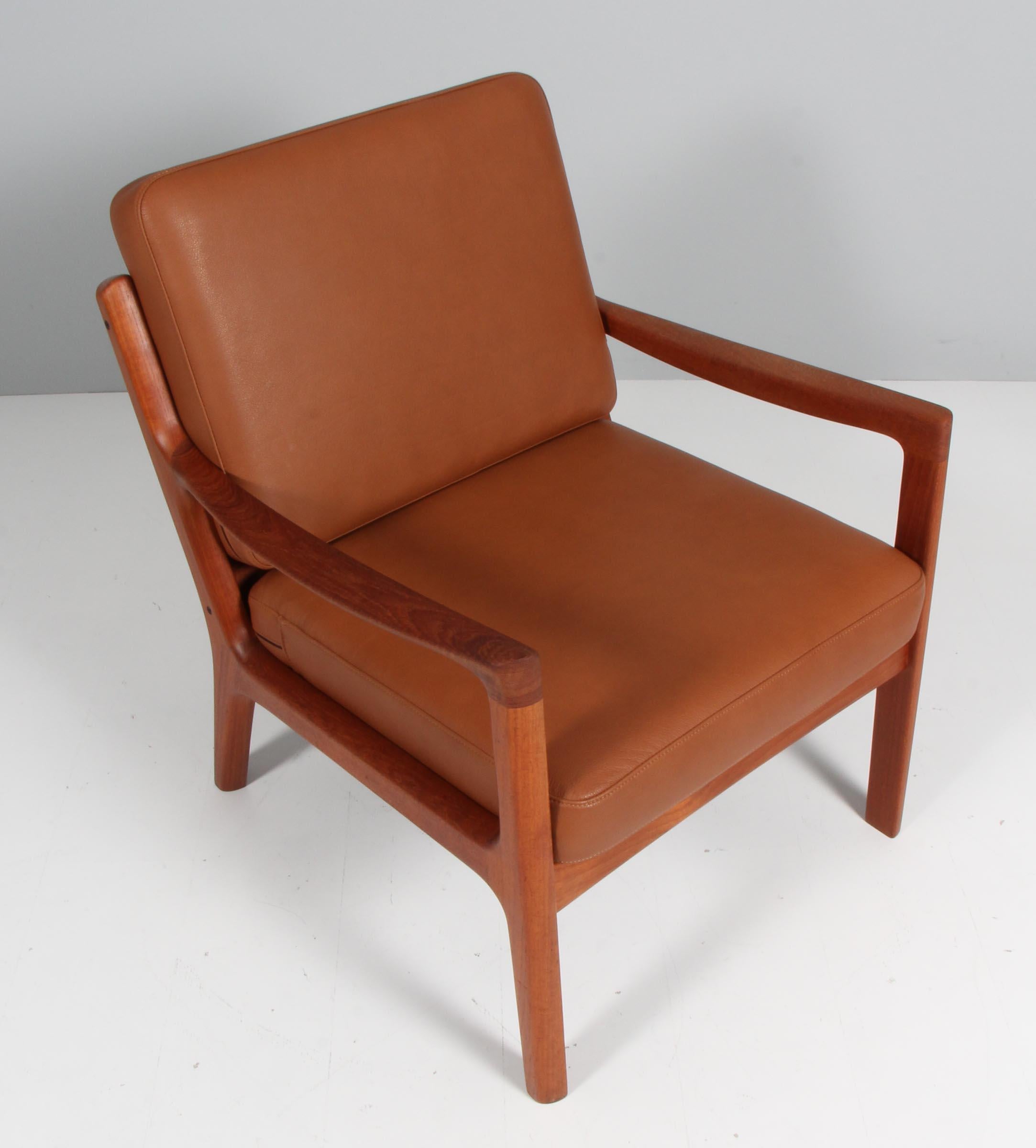 Ole Wanscher lounge new upholstered with cognac pure aniline leather

Made of solid teak.

Model senator, made by Cado.