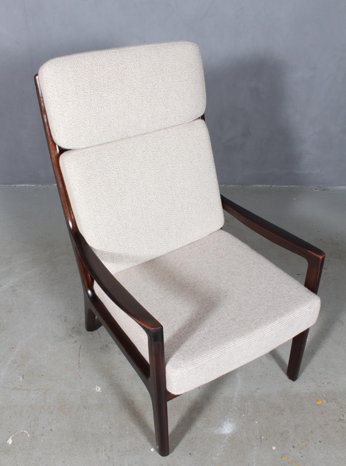 Ole Wanscher lounge upholstered with original light wool.

Made of solid mahogany.

Model senator, made by Cado.