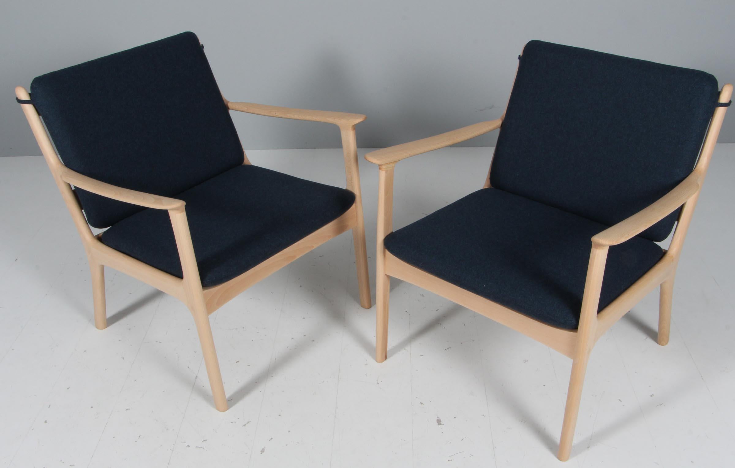 Ole Wanscher Loungesessel neu gepolstert in blauer Wolle. 

Hergestellt aus massiver, seifenbehandelter Buche.

Modell PJ 112, hergestellt von Poul Jeppesen.

Preis pro Stuhl

 