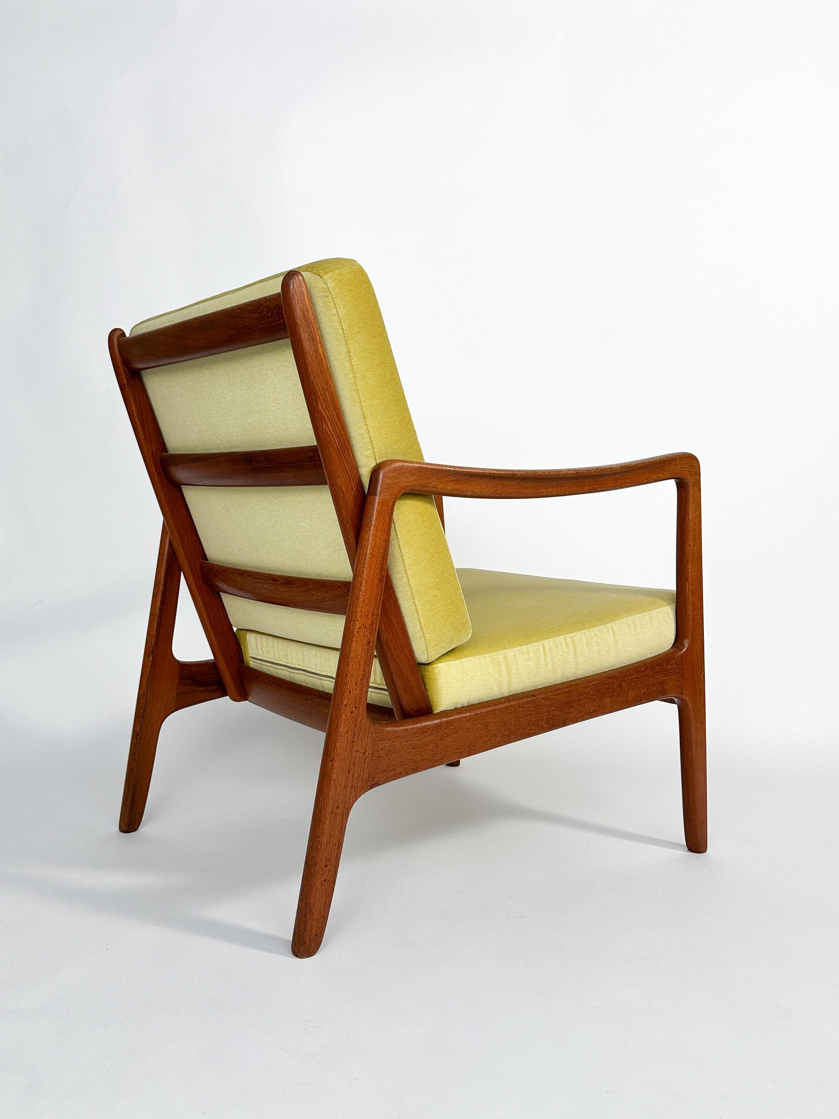 Ole Wanscher Lounge Chair Teak France & Daverkosen Denmark Dedar Velvet 1950s im Zustand „Gut“ im Angebot in Basel, BS
