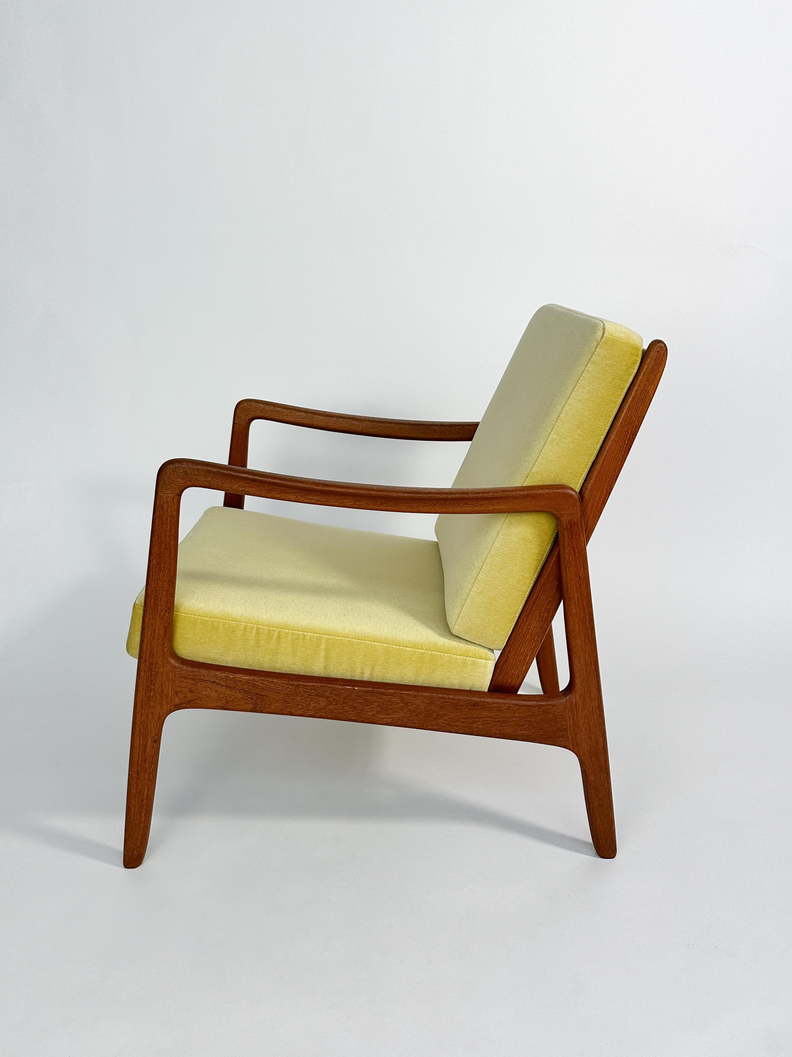 Ole Wanscher Lounge Chair Teak France & Daverkosen Denmark Dedar Velvet 1950s (Mitte des 20. Jahrhunderts) im Angebot