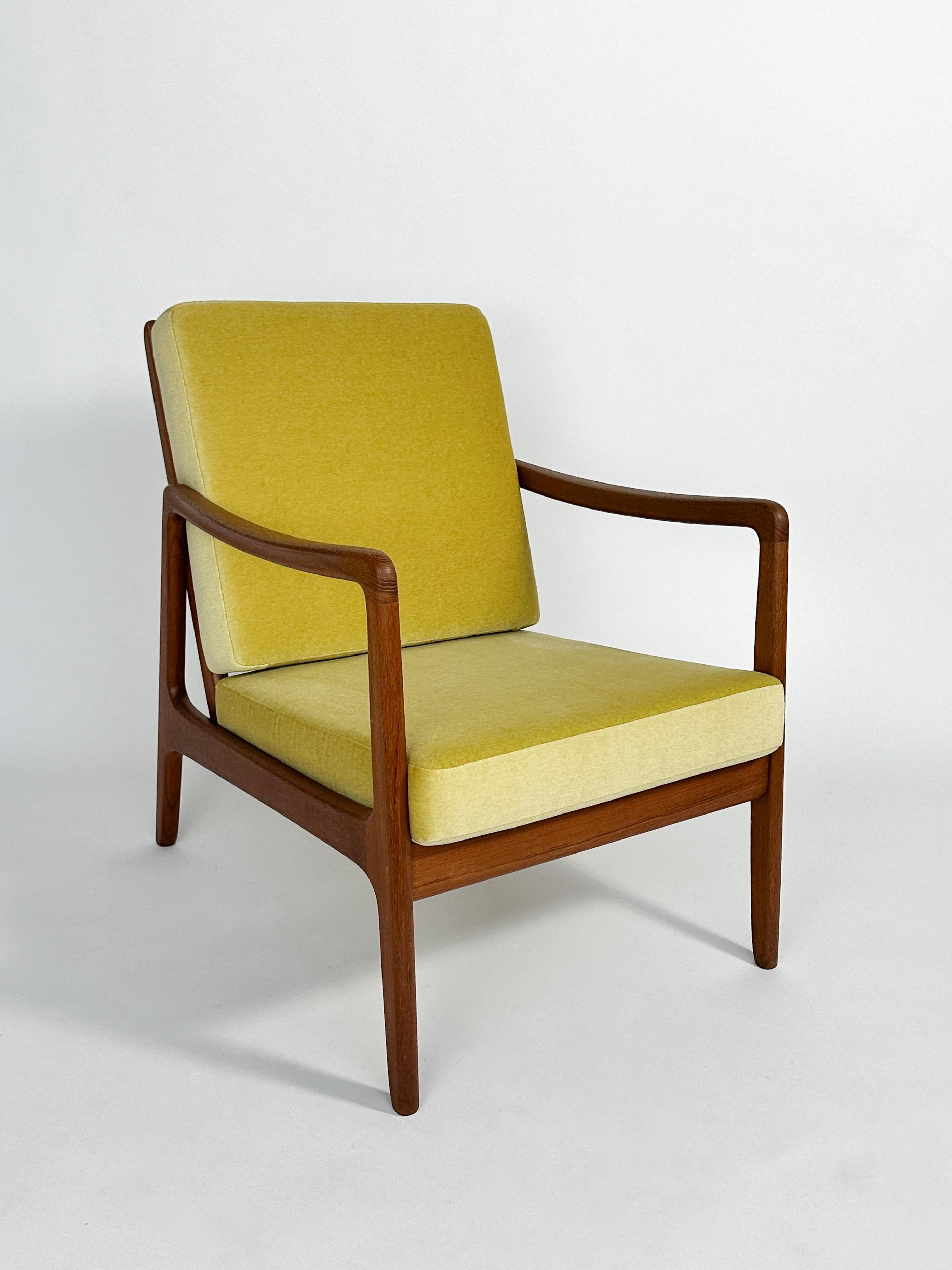 Ole Wanscher Lounge Chair Teak France & Daverkosen Denmark Dedar Velvet 1950s (Samt) im Angebot