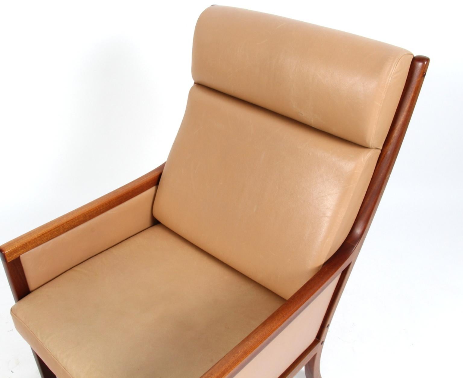 Ole Wanscher lounge chair with ottoman. Frame in solid mahogany.

Cushions in patinated nature leather.

Made by Poul Jeppesen in the 1960s.