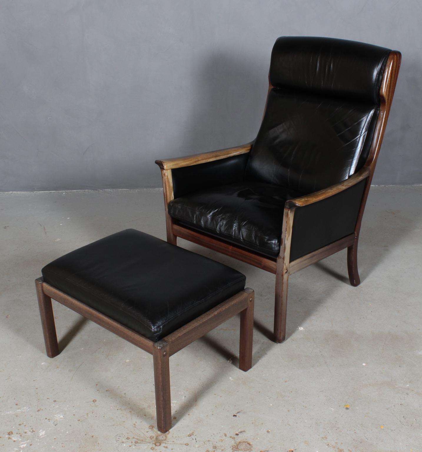 Ole Wanscher lounge chair with ottoman. Frame in solid mahogany.

Cushions in patinated black leather.

Probably made by Poul Jeppesen in the 1960s.
