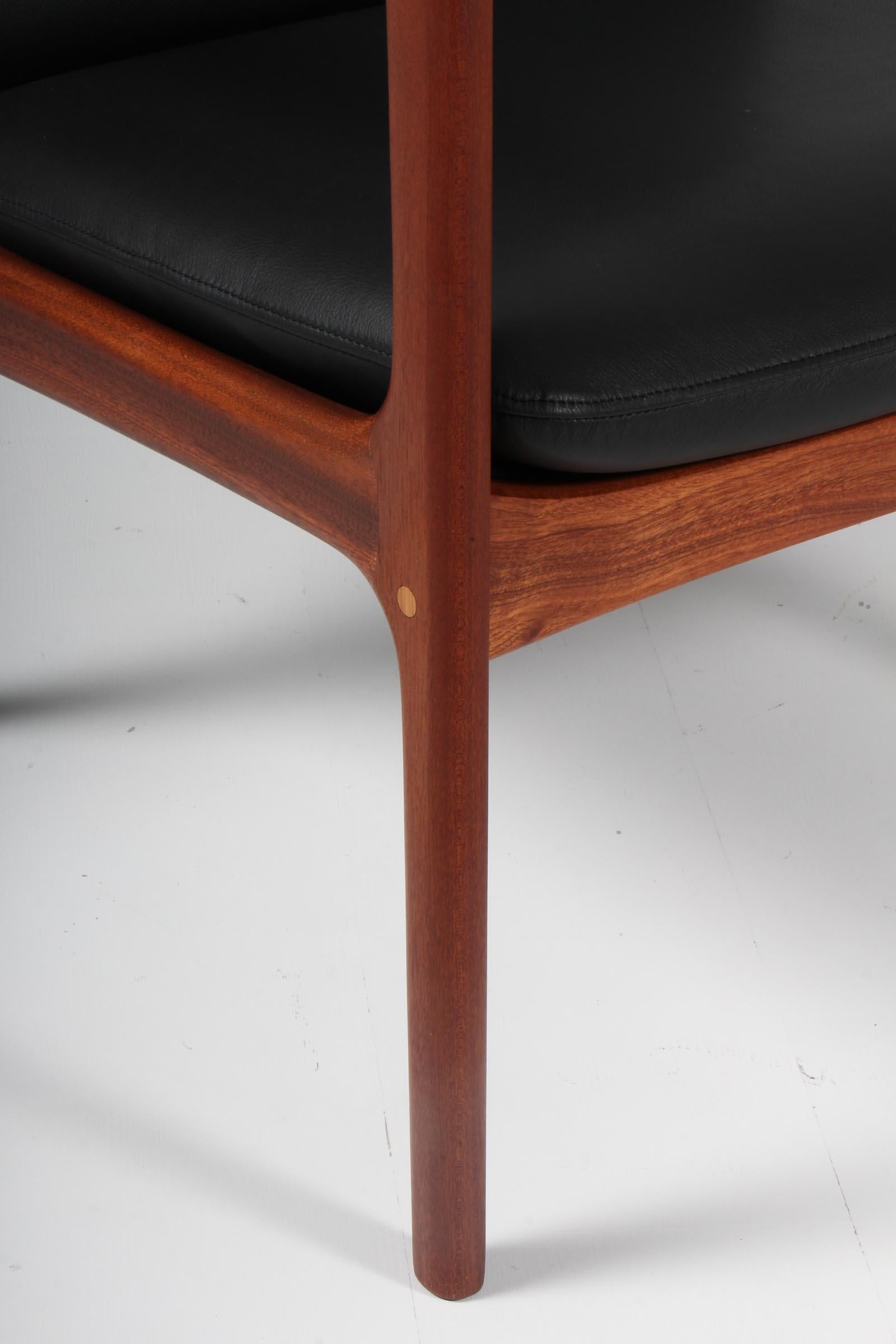 Scandinave moderne Chaises longues Ole Wanscher:: modèle PJ112:: en cuir aniline noir en vente