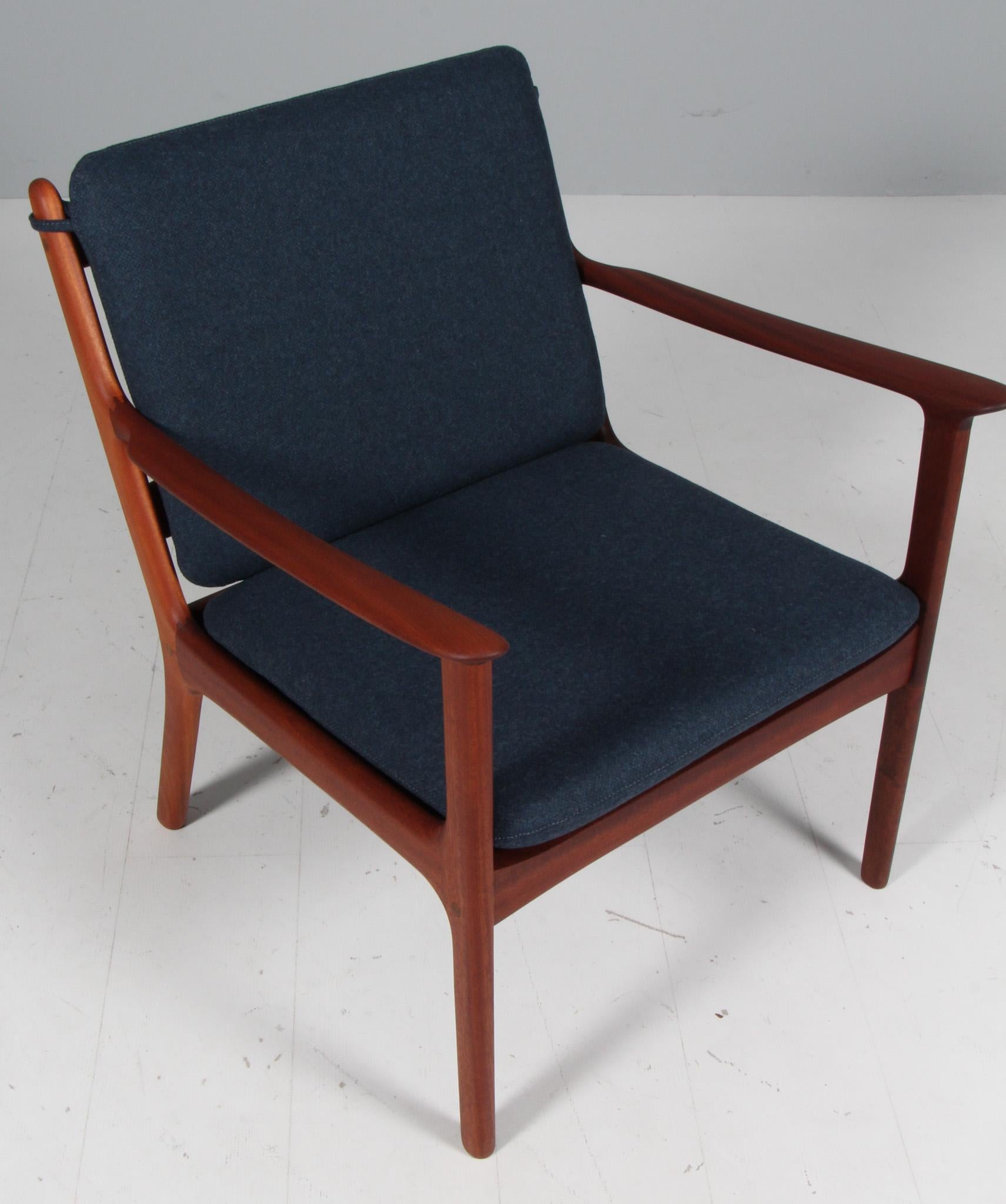 Chaises longues Ole Wanscher nouvellement tapissées en laine bleue. 

Fabriqué en acajou massif huilé.

Modèle PJ 112, fabriqué par Poul Jeppesen.

   