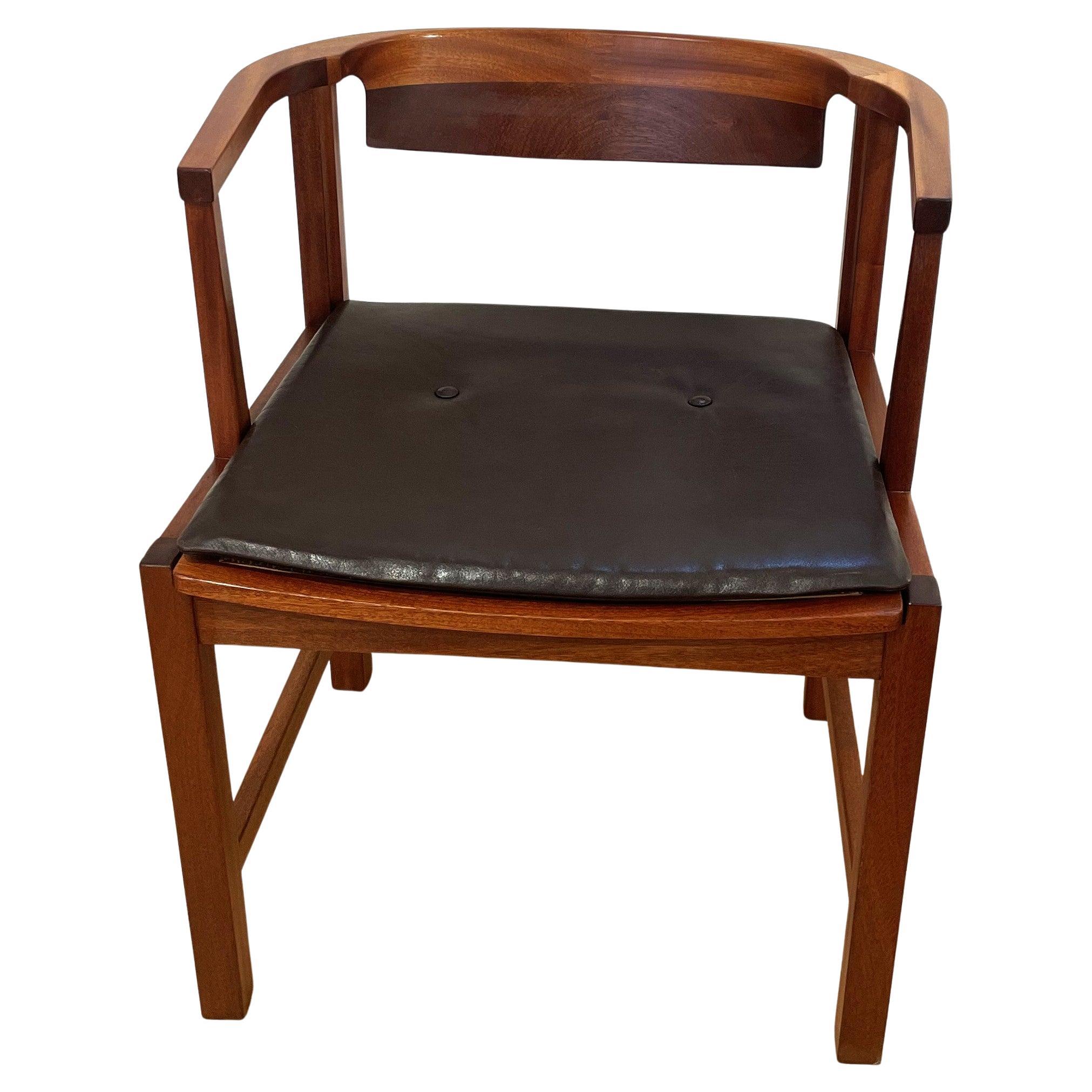 Schöner Satz von 6 Stühlen, Esszimmer-Sessel in Mahagoni und Rohr mit braunen Lederplatten, original und in sehr gutem Zustand. Diese Sitze werden dem großen dänischen Designer Ole Wanscher zugeschrieben und sind mit seinem Haupttischler, Poul