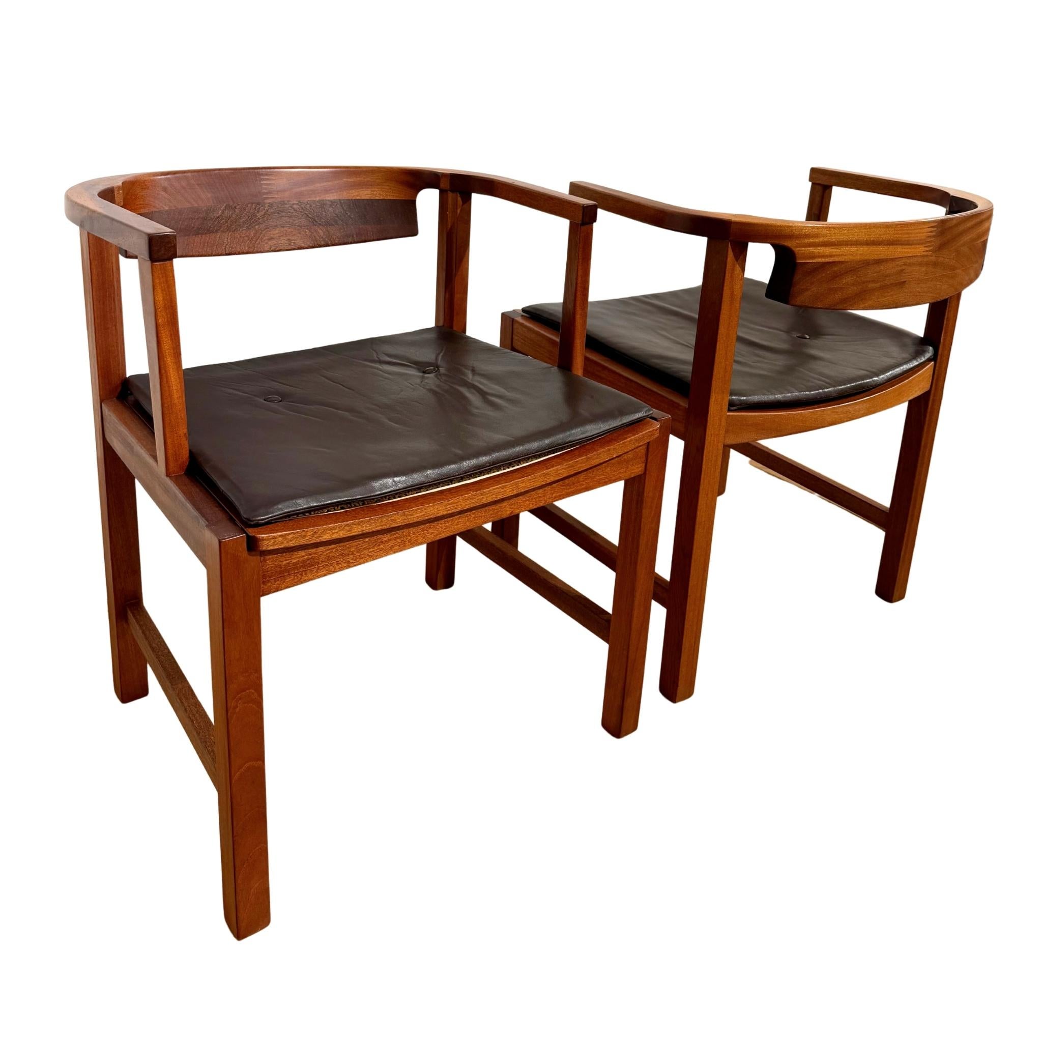 Bellissimo set di 6 sedie, poltrone da pranzo in mogano e canna con lastre di pelle marrone, originali e in ottime condizioni. Queste sedute sono attribuite al grande designer danese Ole Wanscher e recano il timbro del suo principale ebanista, Poul