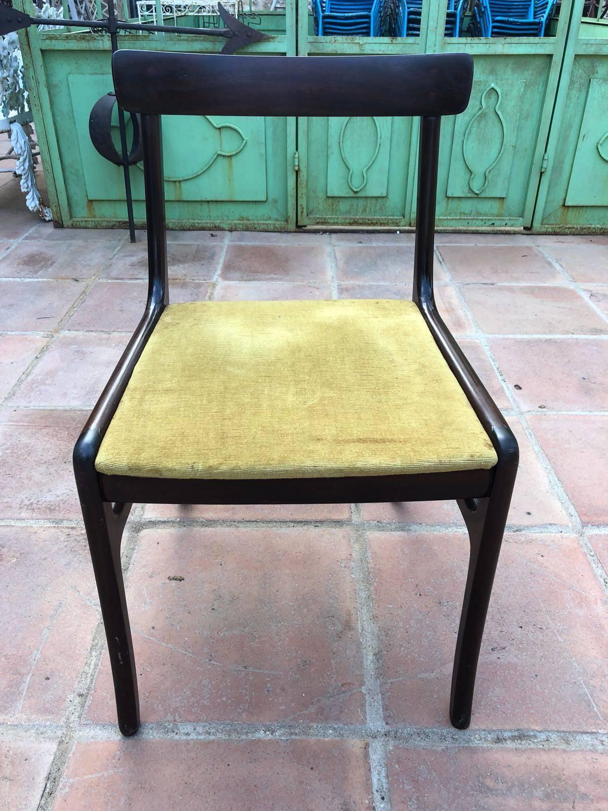 Ensemble de six chaises de salle à manger, modèle 'Rungstedlund' PJ 34 par Ole Wanscher pour P. Jeppesen, St. Heddinge, acajou, tapisserie bleue, Danemark, années 1960.

Cet ensemble classique de six chaises de salle à manger, conçu par le