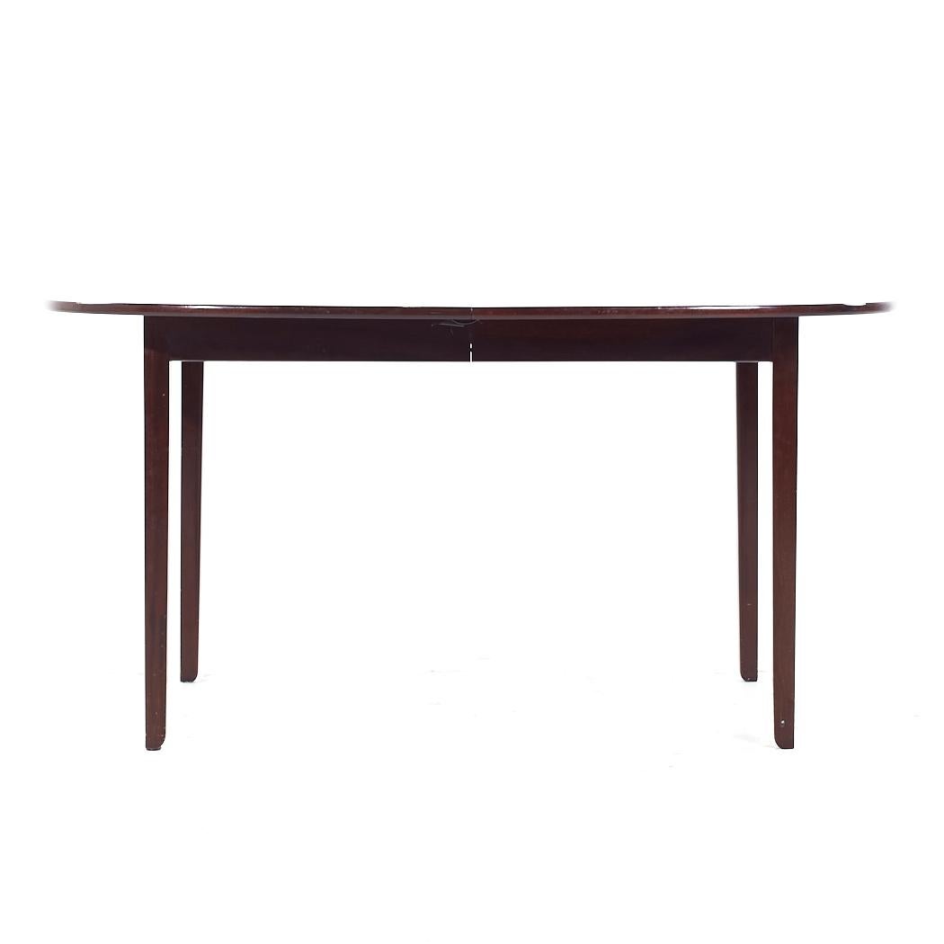 Ole Wanscher, dänischer, ausziehbarer Esstisch aus Rosenholz mit 2 Blättern, Mid-Century

Dieser Tisch misst: 57,25 breit x 41,75 tief x 28,75 Zoll hoch, mit einem Stuhl Abstand von 28 Zoll, jedes Blatt misst 25,5 Zoll breit, so dass eine maximale