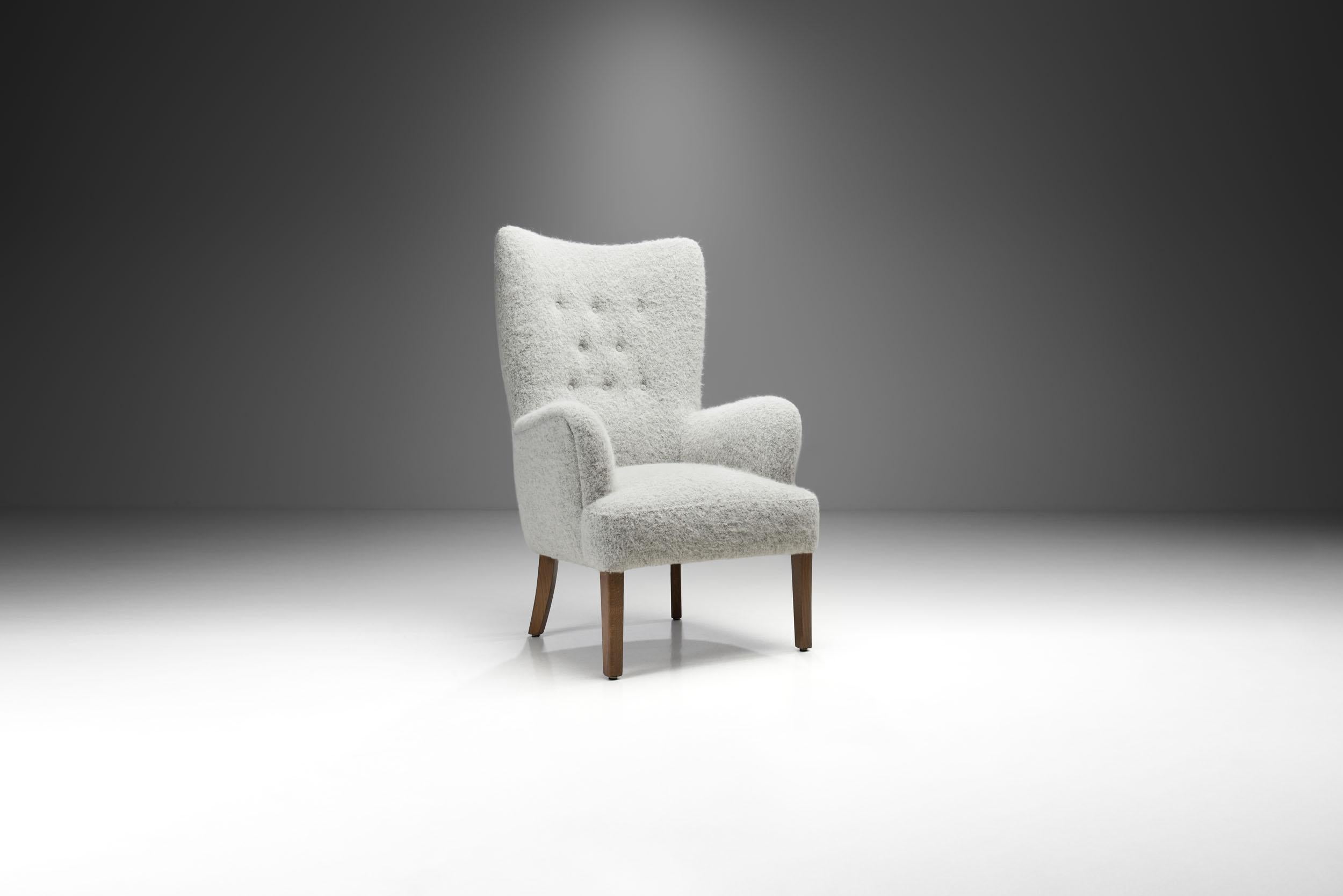 L'esthétique simple et raffinée de cette chaise découle de la réinvention des formes classiques par Ole Wanscher, pour laquelle il est devenu un acteur clé du mouvement danois du milieu du siècle.

Dans ce modèle, Wanscher a combiné pleinement et