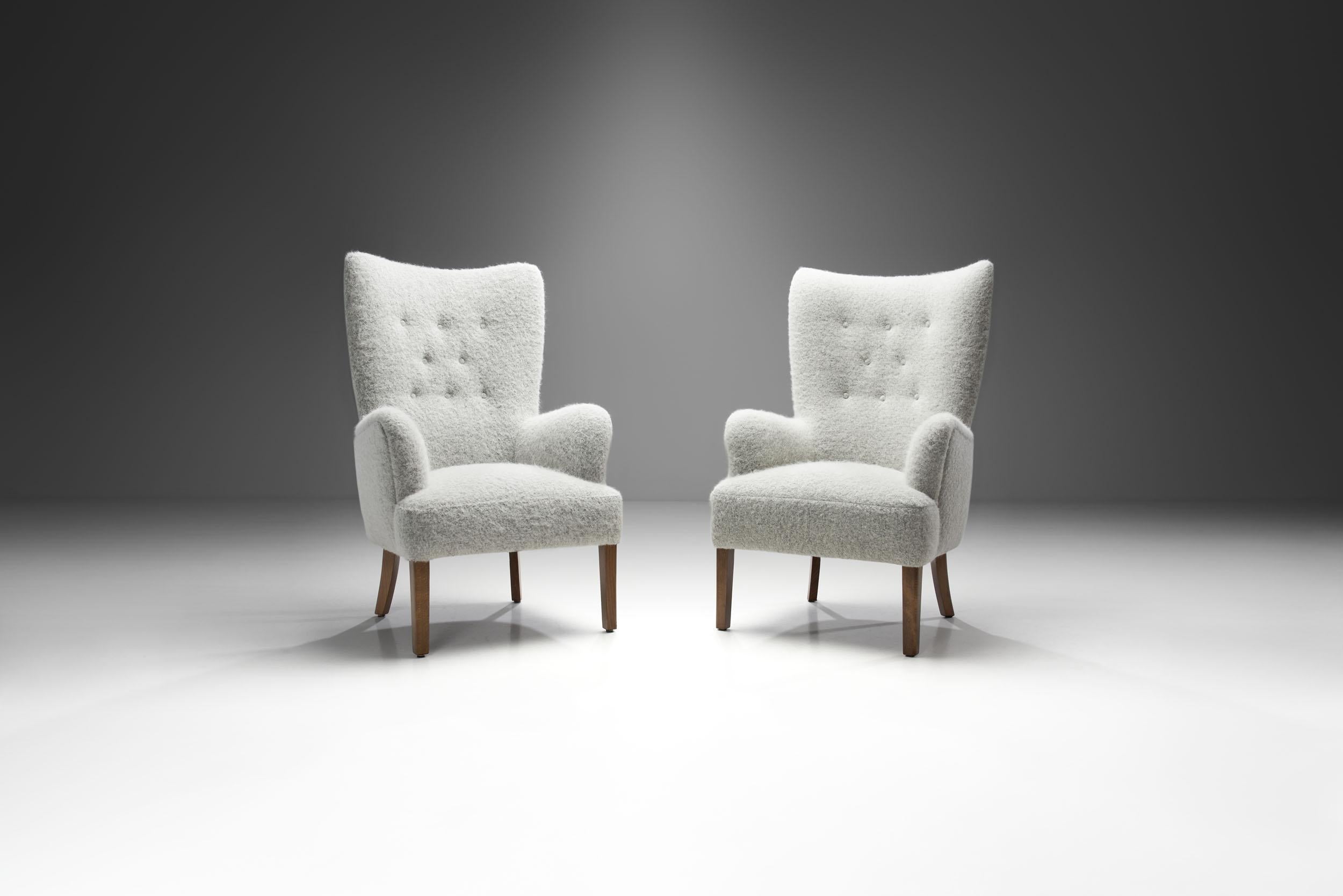 L'esthétique simple et raffinée de cette paire de chaises découle de la réinvention par Ole Wanscher des formes classiques, pour laquelle il est devenu un acteur clé du mouvement danois du milieu du siècle.

Dans ce modèle, Wanscher a combiné