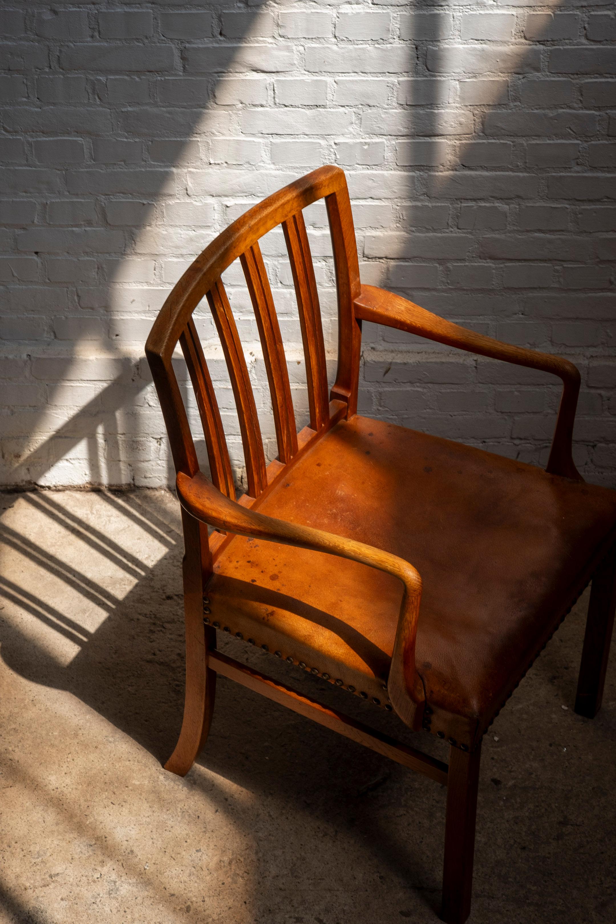 Fauteuil Ole Wanscher, modèle 1675 en chêne et cuir cognac patiné, produit par Fritz Hansen à Copenhague au début des années 1940. Chaise très élégante et superbement fabriquée, serait parfaite comme chaise de bureau ou chaise d'appoint.
La chaise