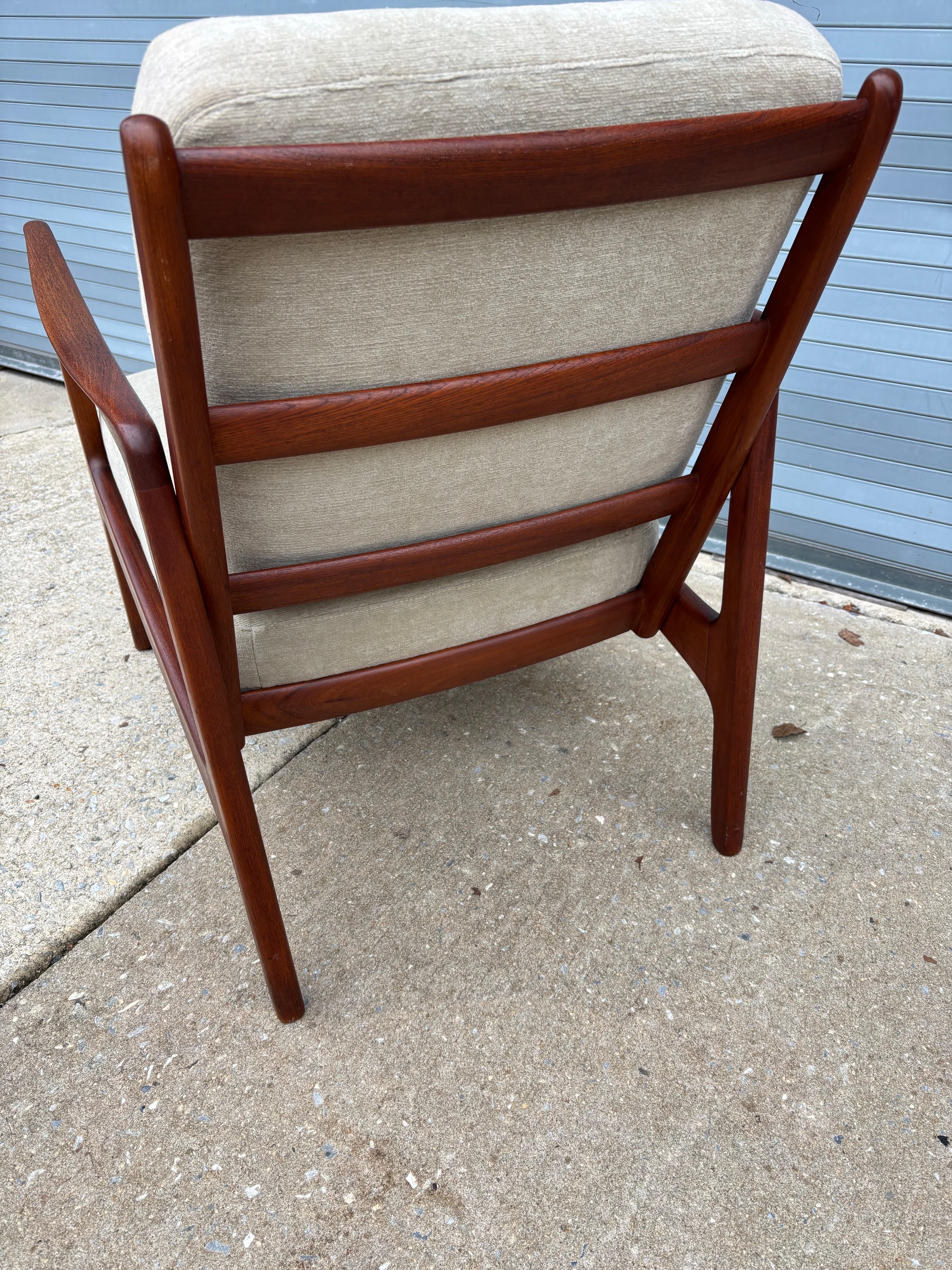 Ole Wanscher Model FD-109 for France and Son Teak Open Armchair In Good Condition In Philadelphia, PA